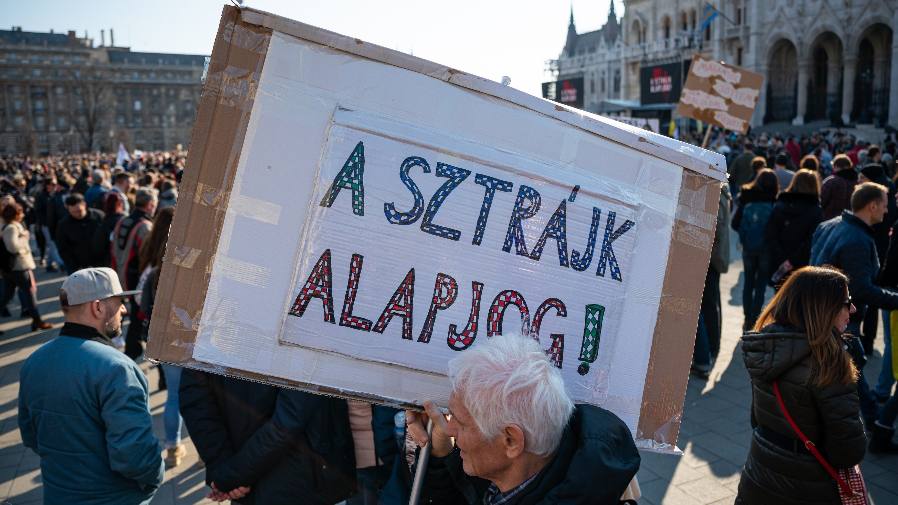 „A kormány csak az erőből ért” – gördülő sztrájk szervezésébe kezdenek a pedagógusok