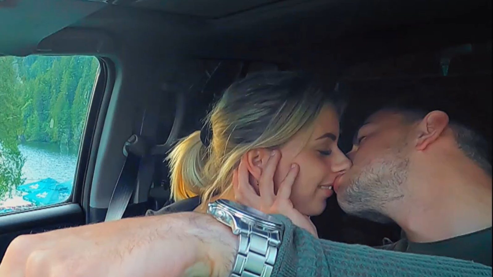 Házasodna a gazda: Alfonz és Beatrix a kocsiban csókolóztak