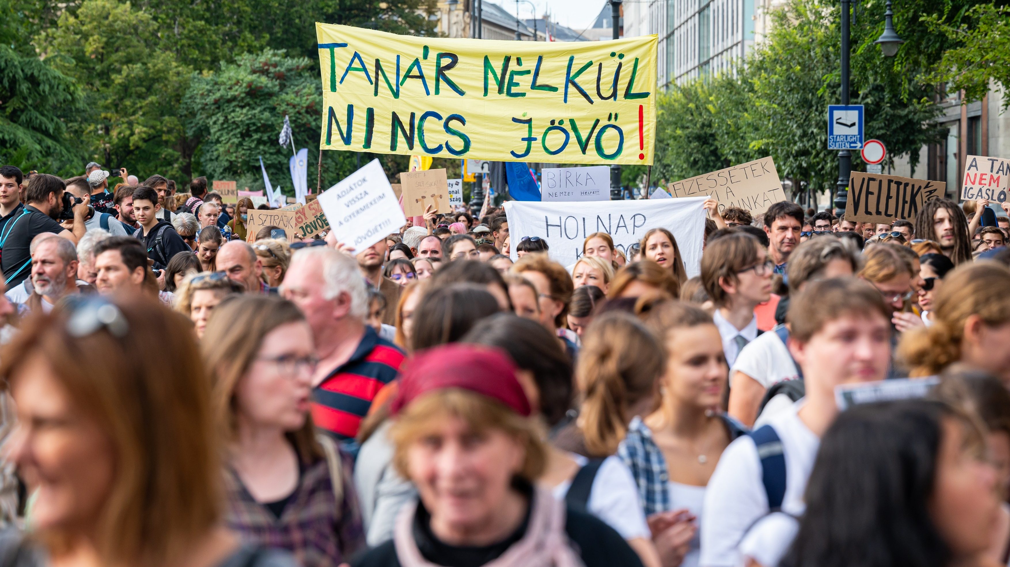 Legalább három iskola köré vonnak élőláncot hétfőn