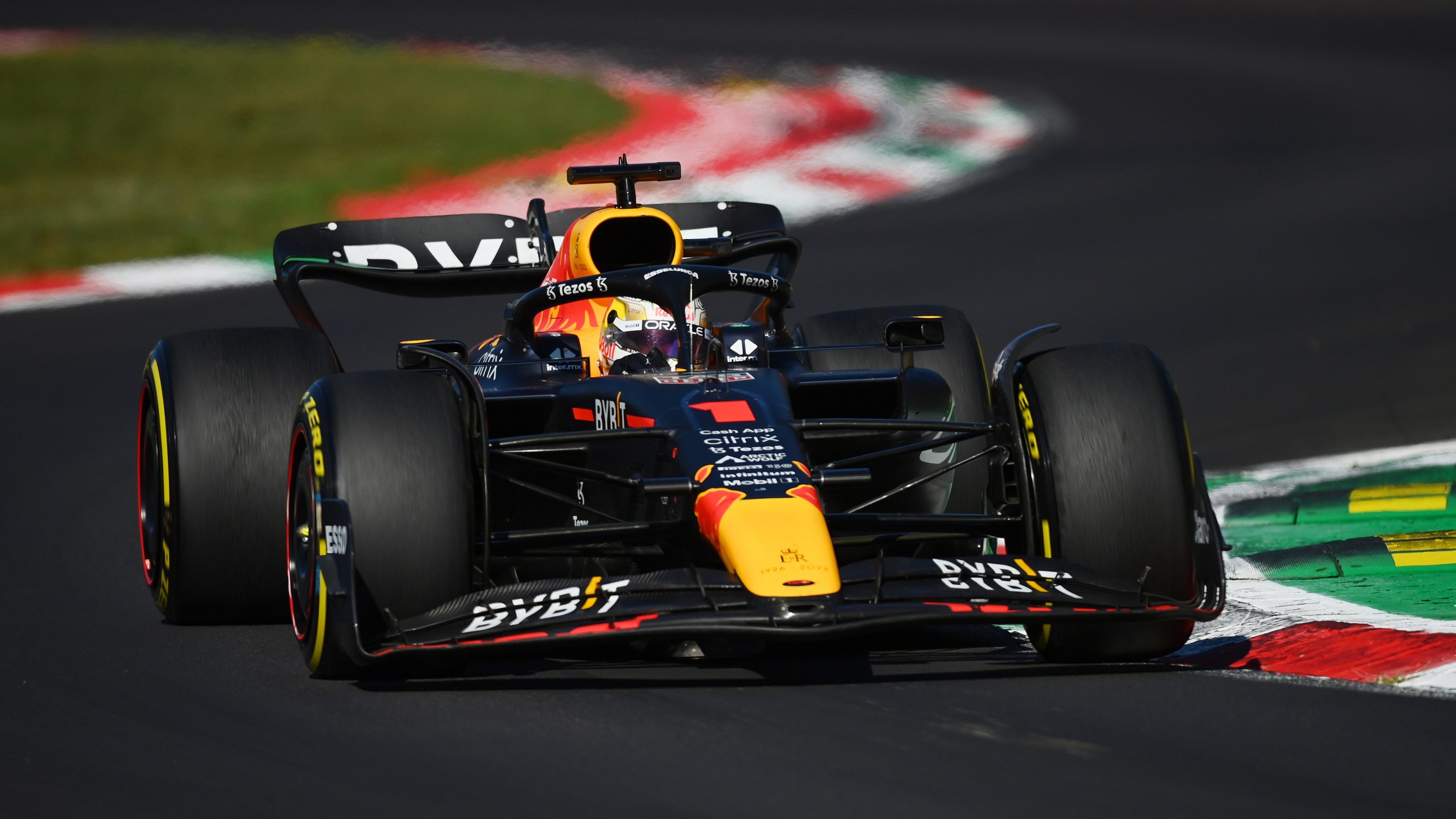 Max Verstappen nyert Monzában, biztonsági autó mögött gurult be a mezőny