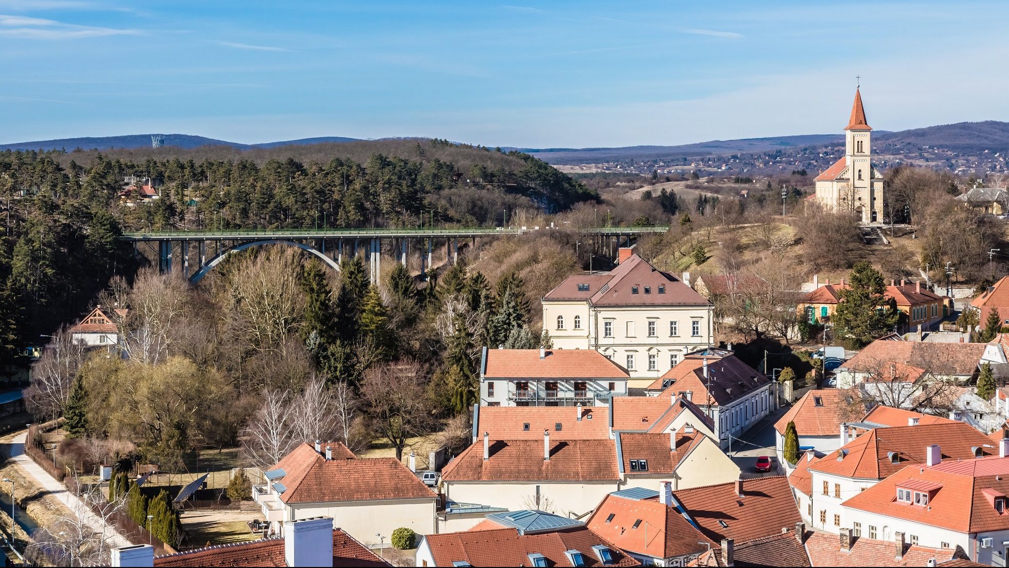 Leugrott egy nő a veszprémi völgyhídról