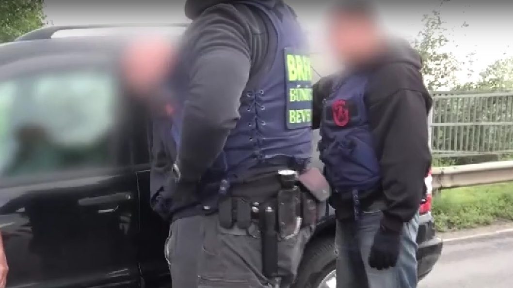 16 helyszínen csaptak le egy drogbandára Szigetszentmiklósnál, egy díler kitört a rendőrök között