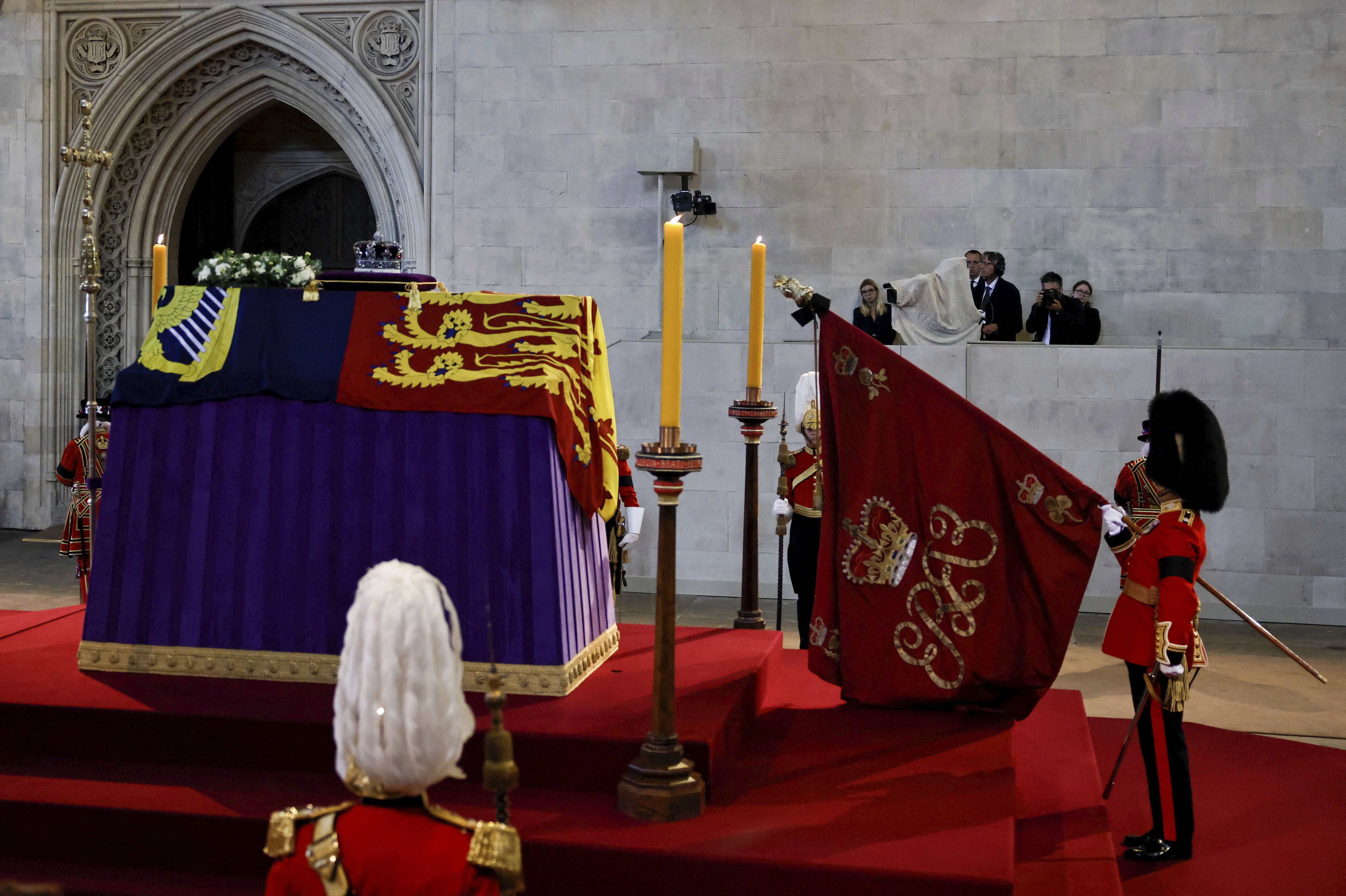 Lakott területen keresztül szállítják Londonból Windsorba II. Erzsébet koporsóját