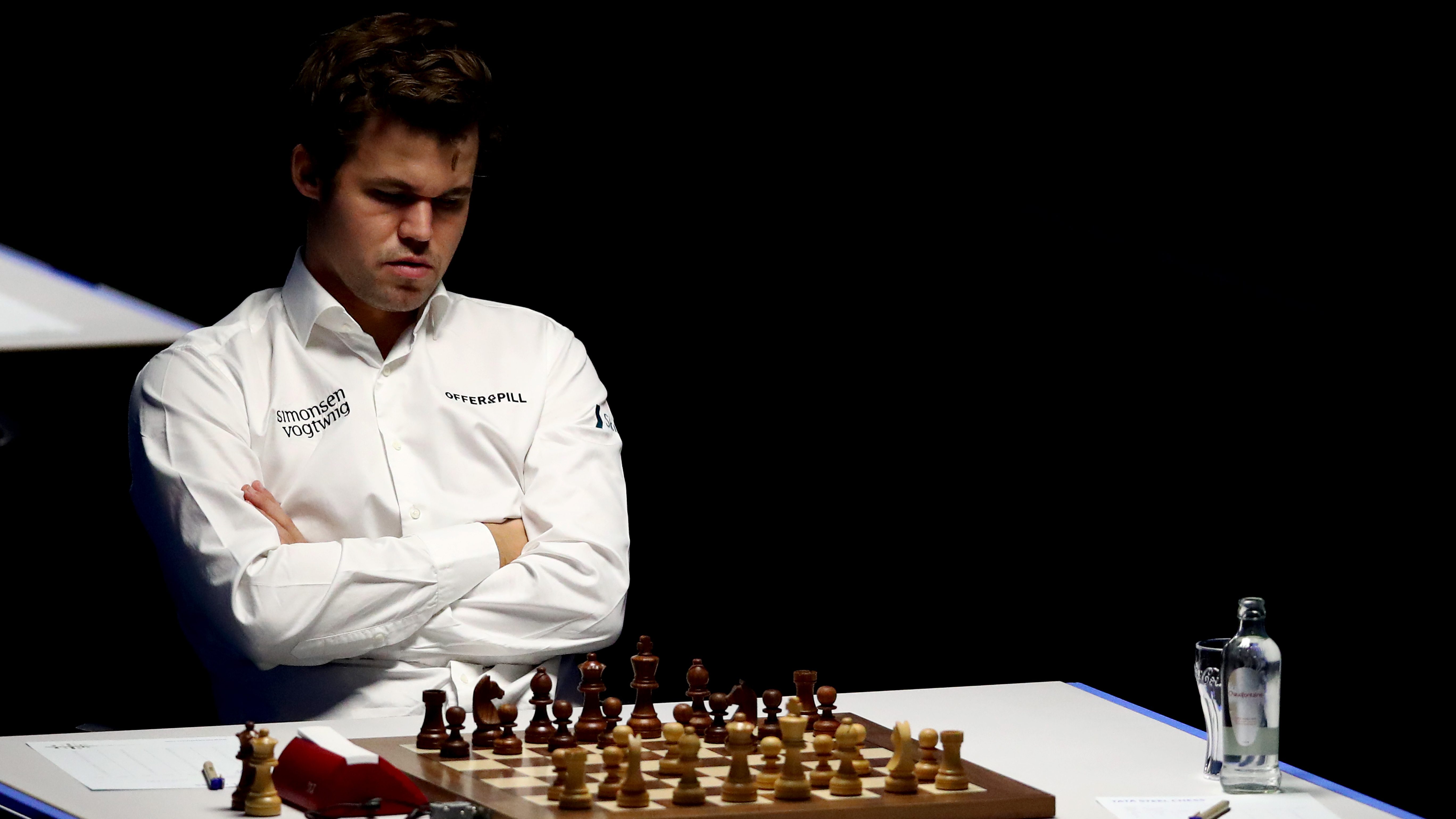 Magnus Carlsen egy lépés után faképnél hagyta az análgyöngyös botránnyal vádolt sakkozót