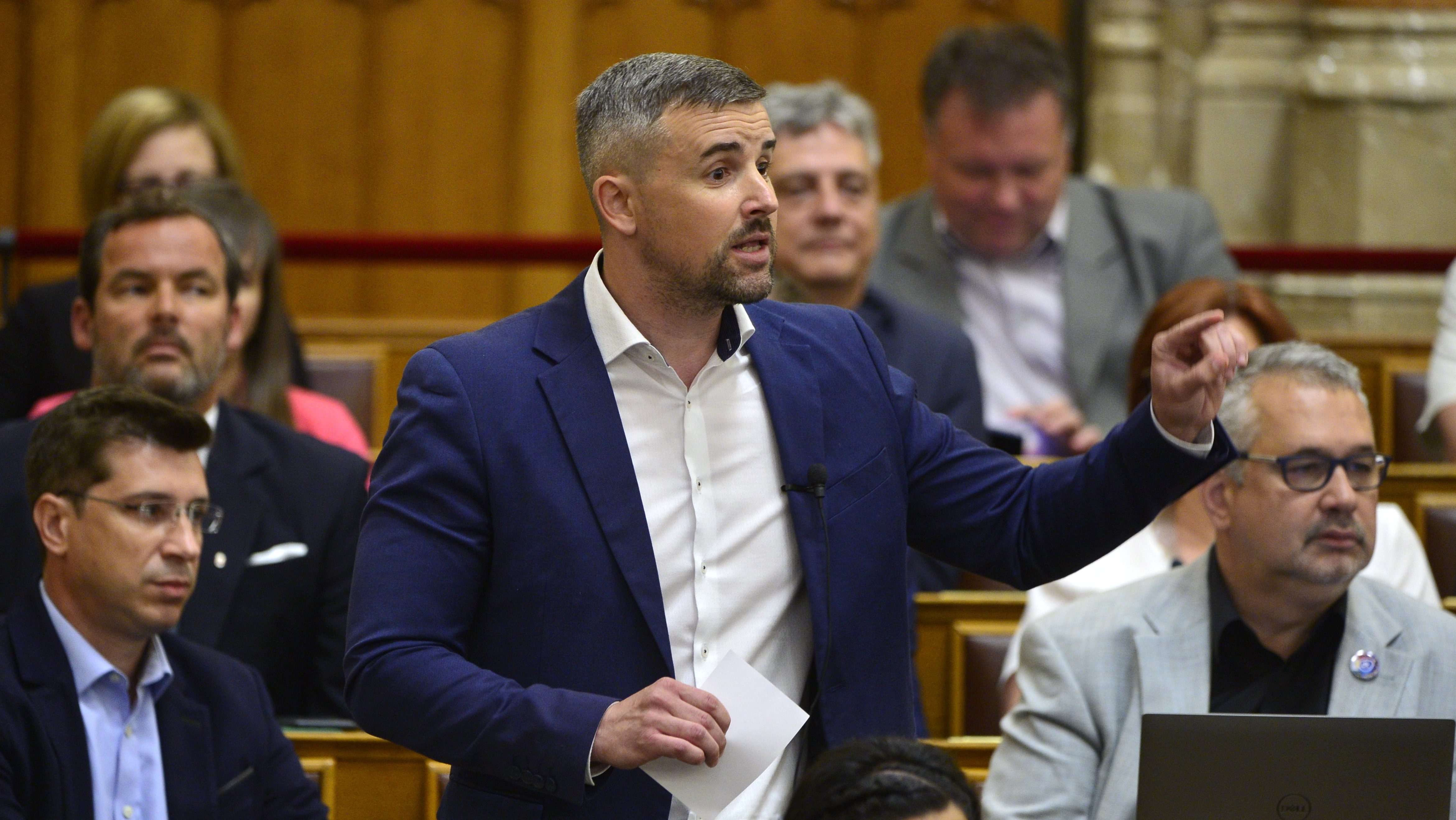 Jakab Péter baseballütővel indult a Parlamentbe