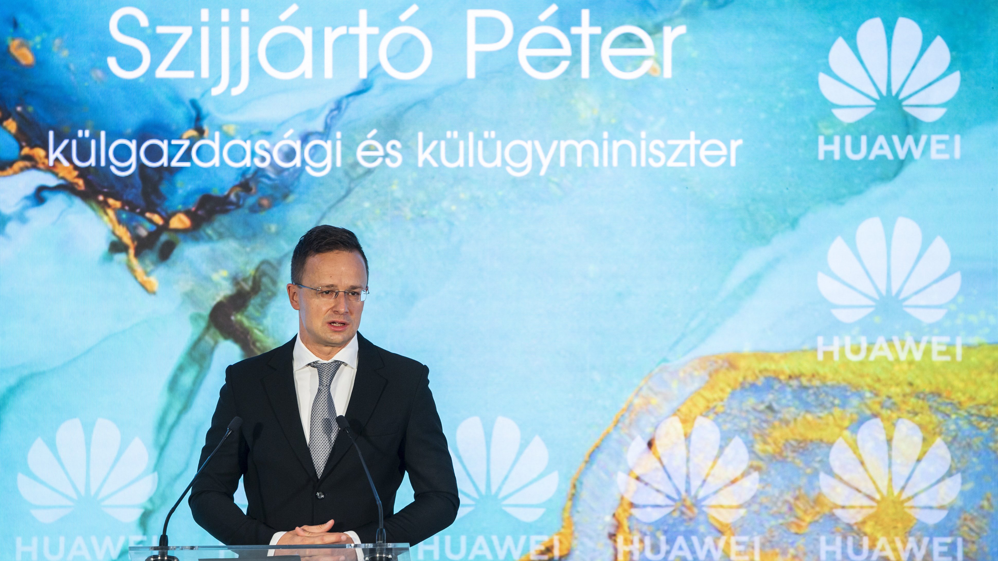 Szijjártó: Komoly nemzetközi nyomás éri a magyar kormányt, hogy ne engedje be a Huawei-t