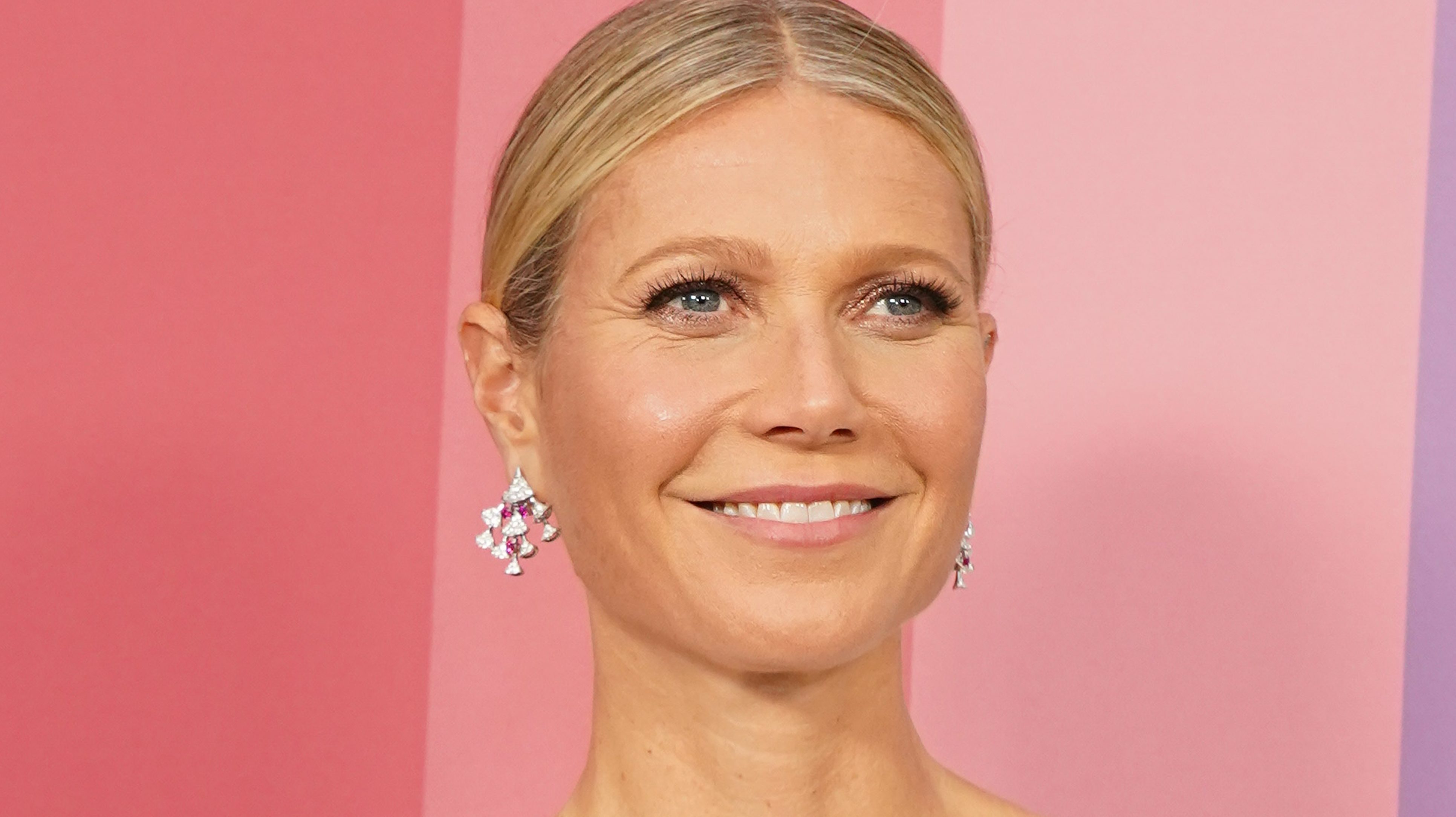 Gwyneth Paltrow testét csak az arany festék fedi 50. szülinapja alkalmából