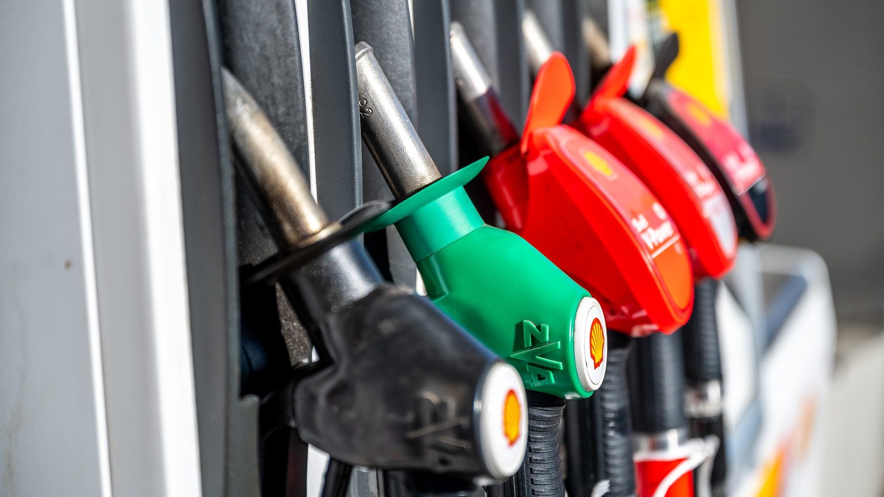 Pénteken drágul a benzin és a gázolaj, emelkednek a piaci árak
