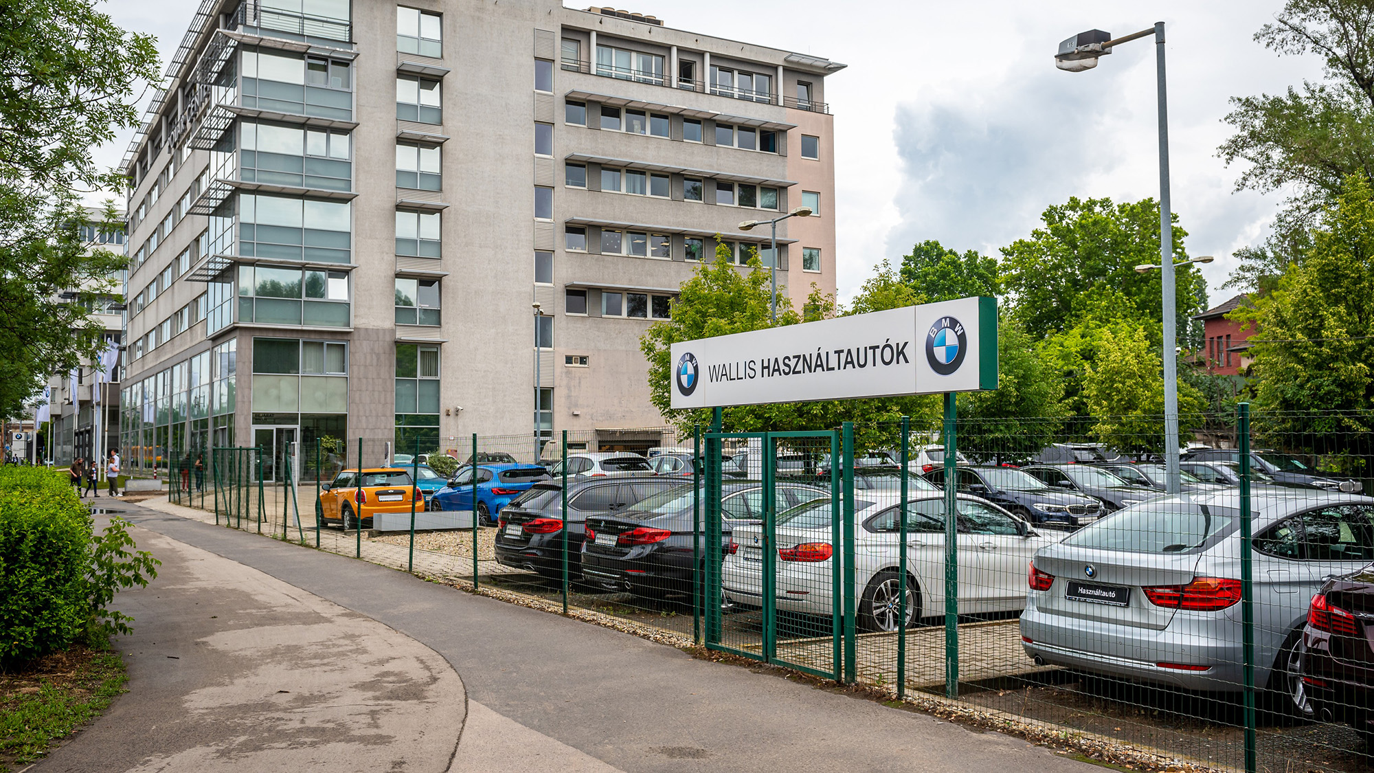 Vett egy kocsit, lefoglalta a rendőrség, aztán visszakapta a BMW-t, de most a Wallis ingyen követeli tőle