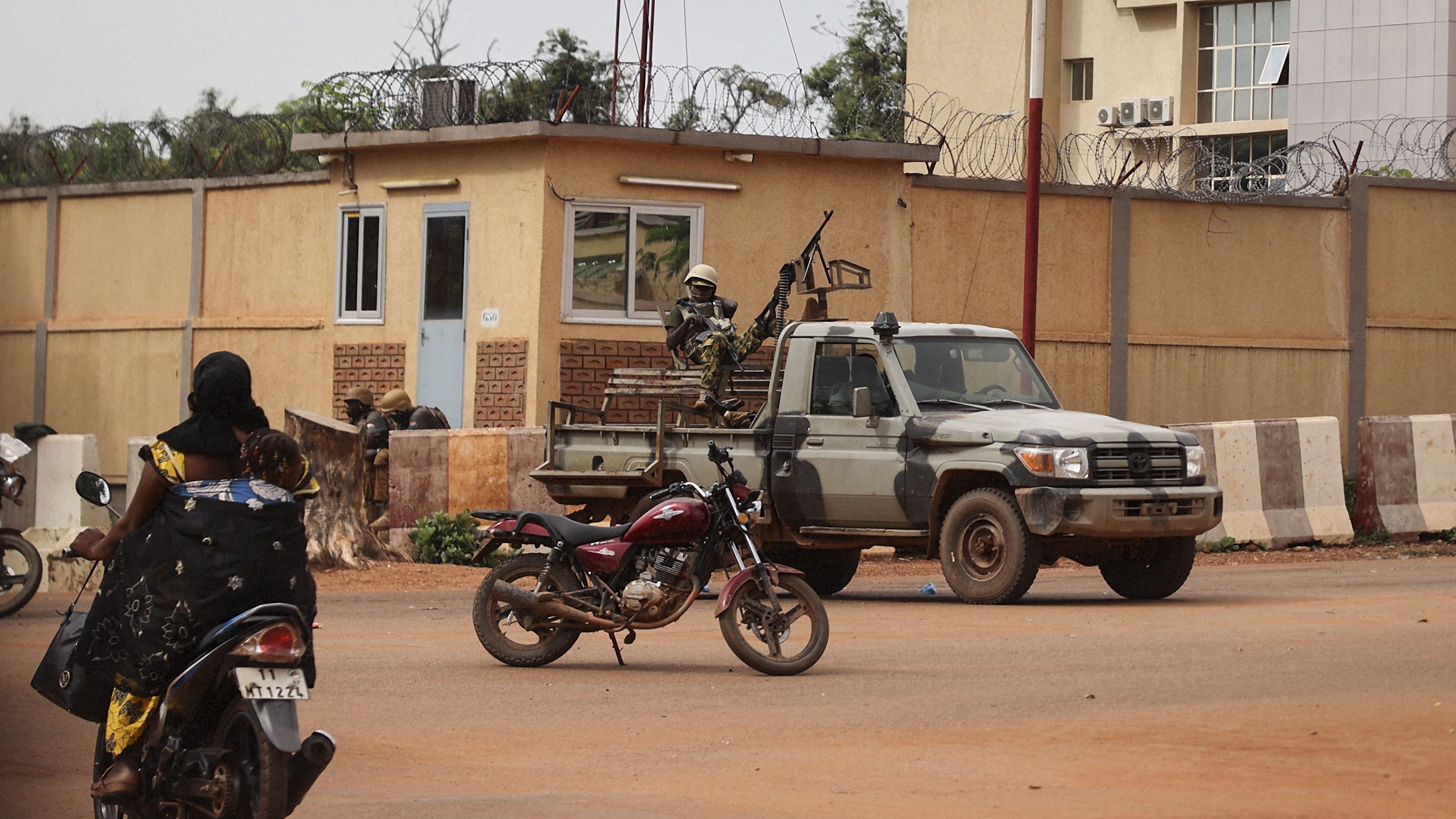 Lövések és robbanások hallatszanak Burkina Faso fővárosában