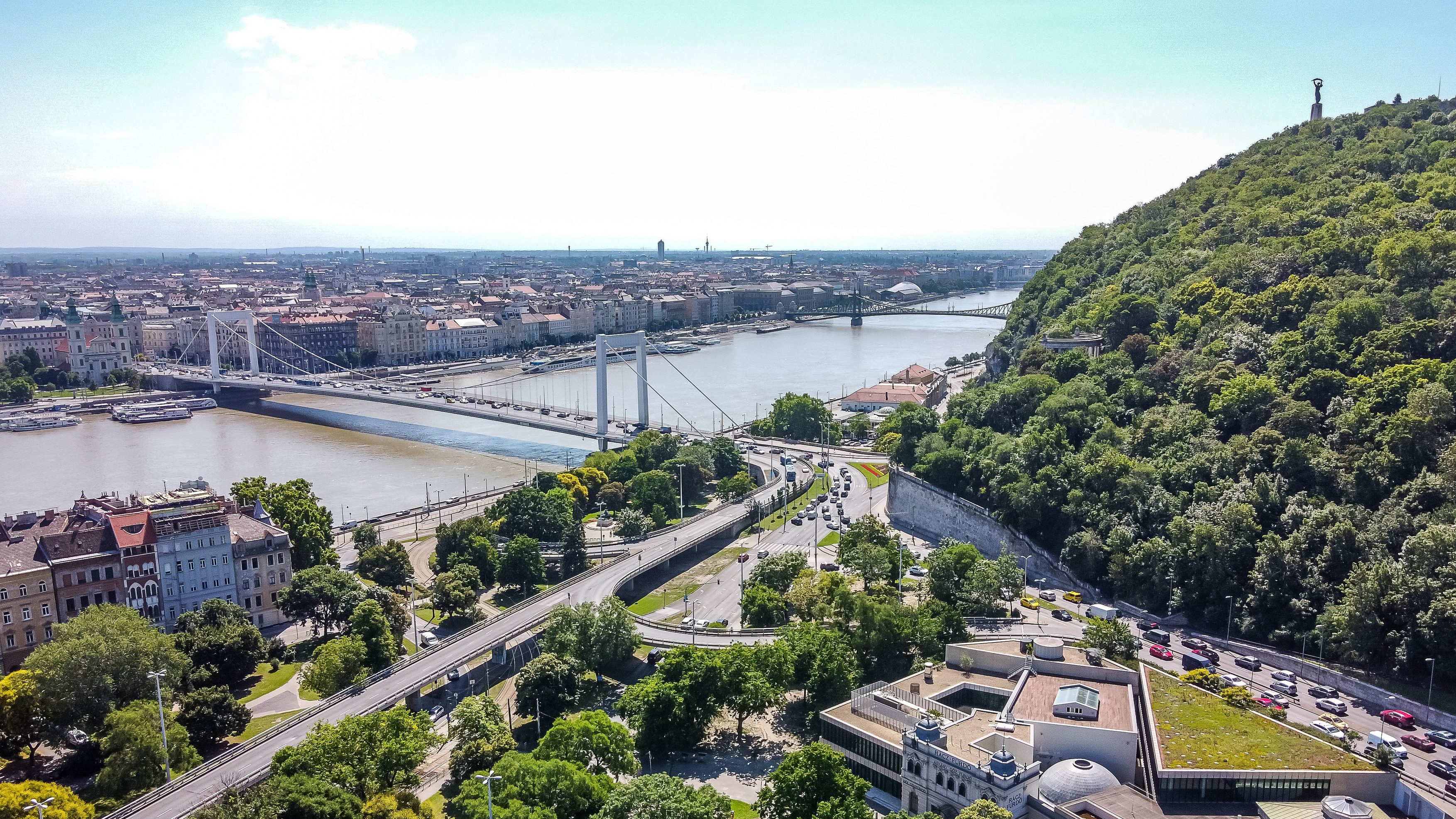 Baleset volt Budán, terelik a villamosokat