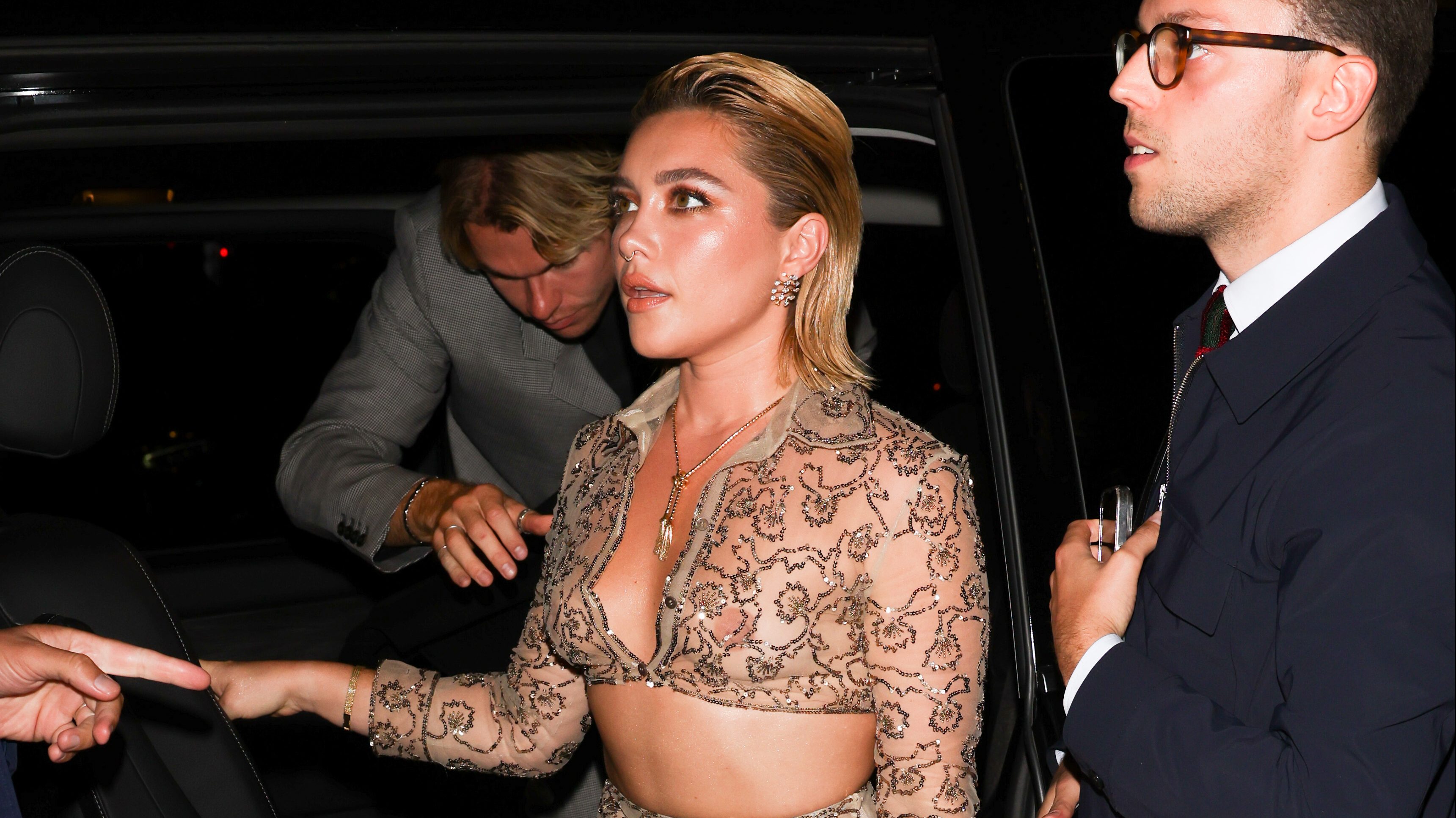 Florence Pugh 5000 dolláros ruhában bukkant fel Párizsban, de sokat nem takart a szerelés