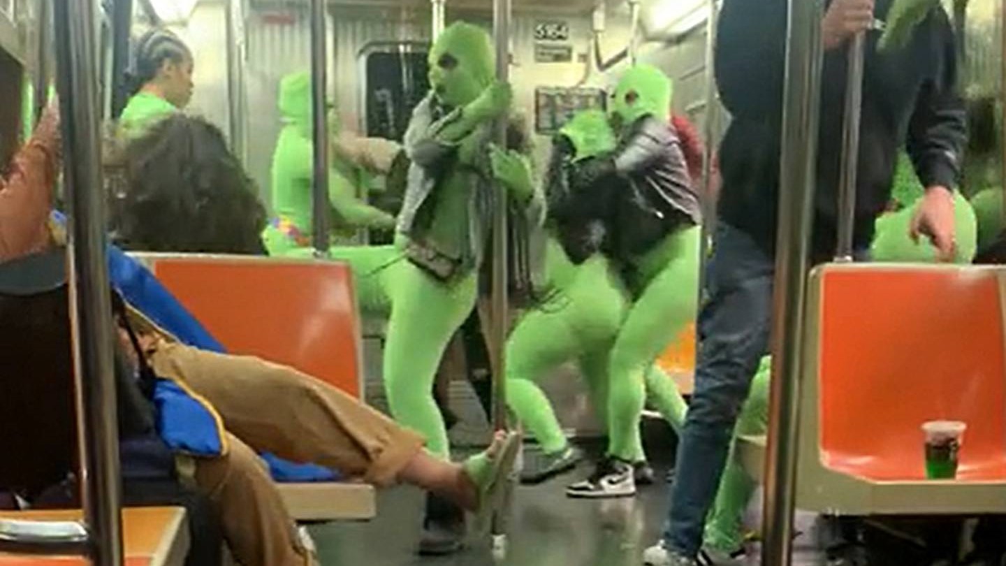 Bizarr, neonzöld ruhás női banda verekedett és fosztogatott a New York-i metrón – videó