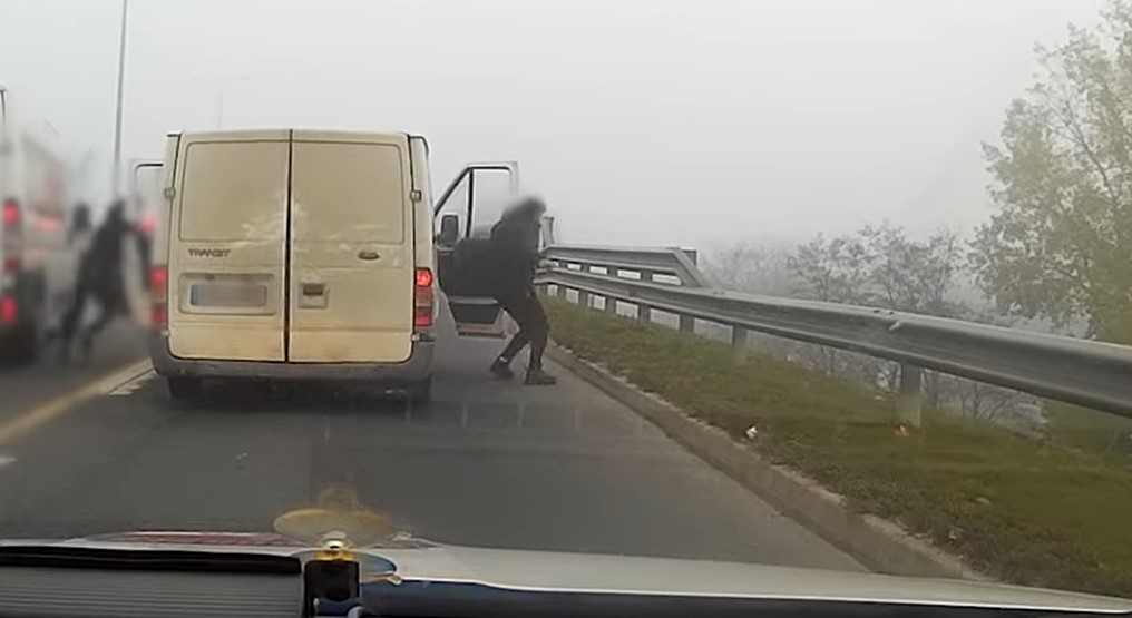 Videó: így lövöldöztek az embercsempészek az őket üldöző rendőrökre az M5-ösön