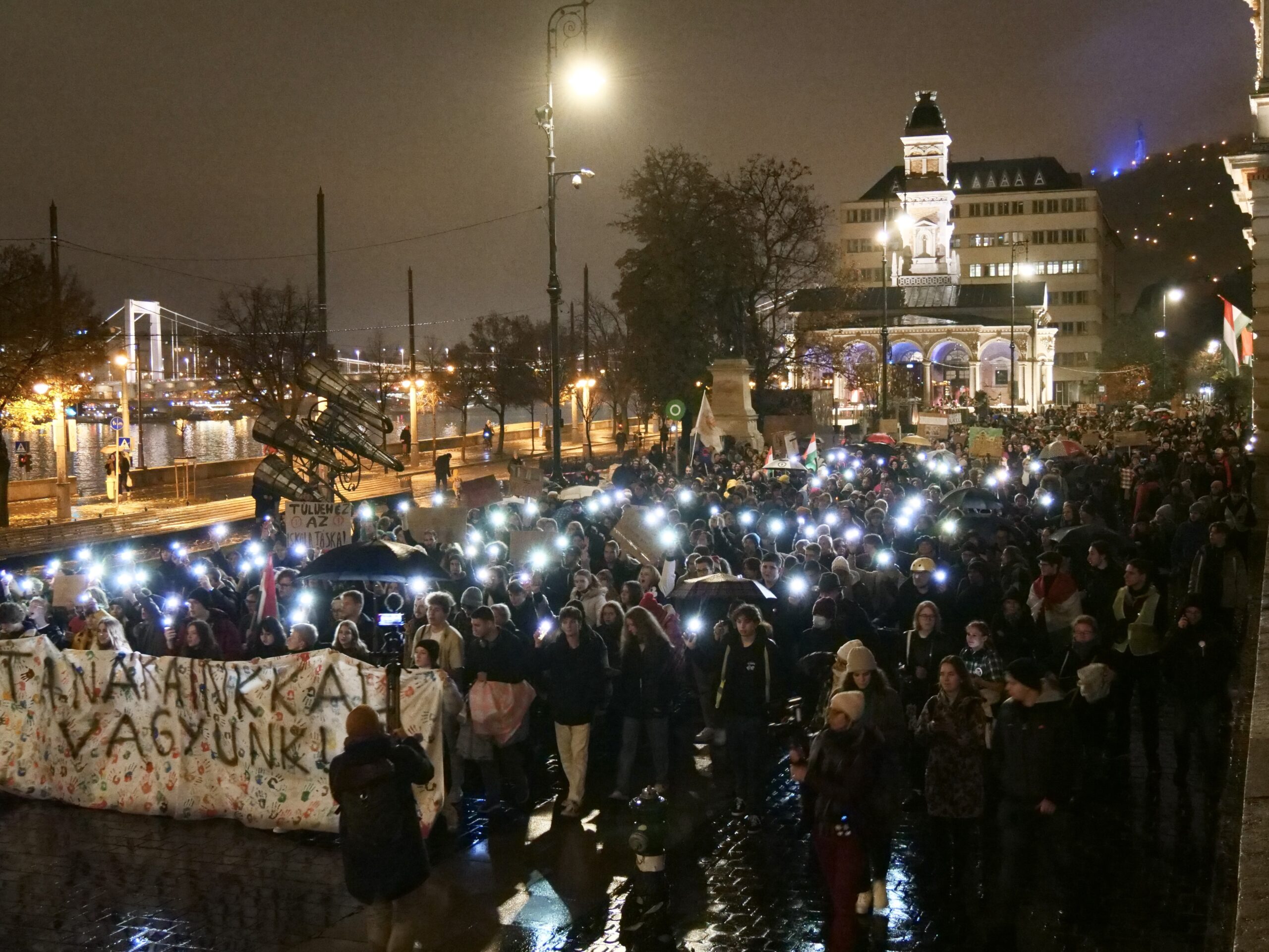 „Elég a lenézésből!” – diákok tüntetnek az oktatásért Budapesten