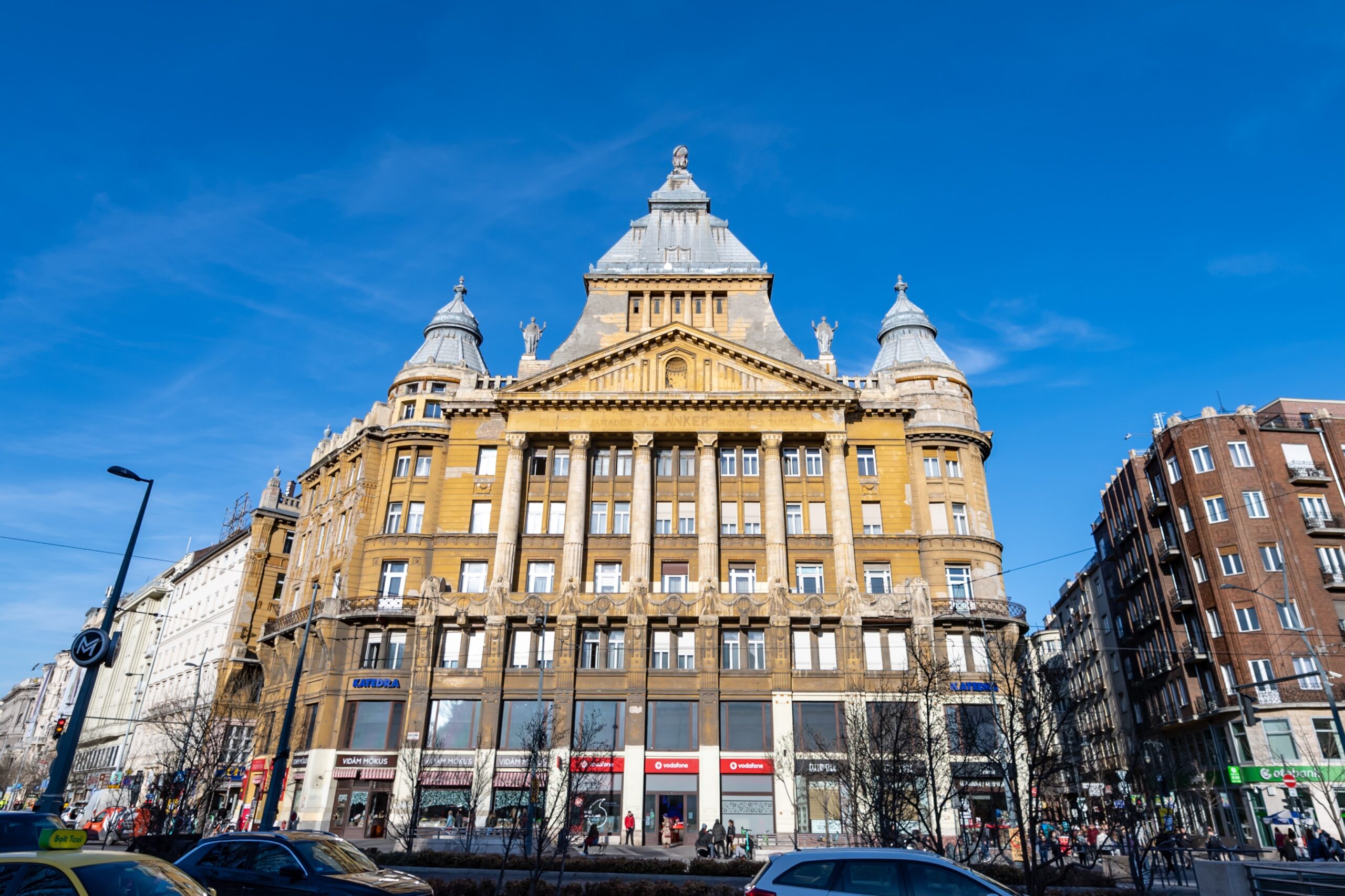 Politikai gyilkosságokról, kémtörténetekről és világsztárokról mesélnek Budapest épületei Kordos Szabolcs új könyvében