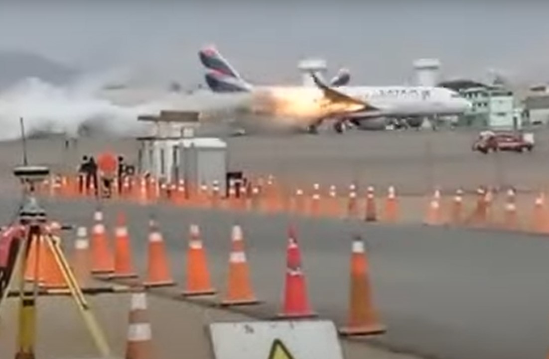 Drámai videón, ahogy összeütközik egy utasszállító gép egy tűzoltóautóval felszállás közben a limai reptéren
