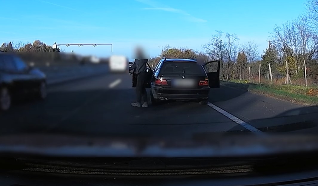 Villogva, dobálózva kényszerítette fékezésre az autópályán, hogy leköphesse a kocsiját – videó