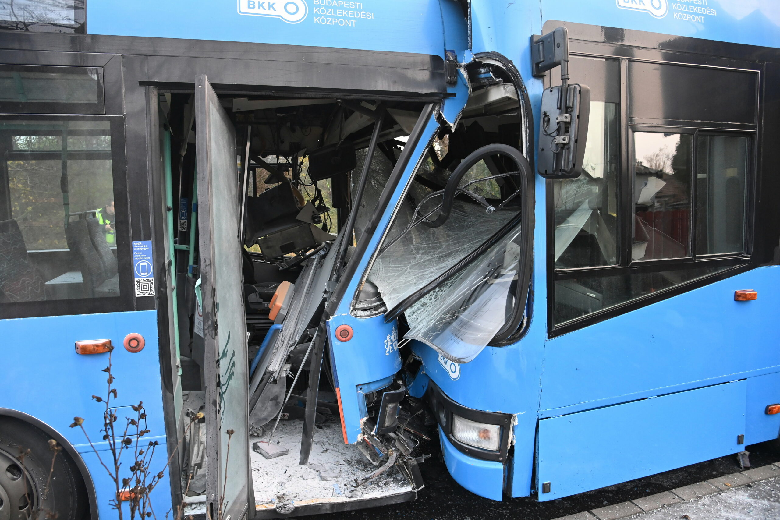 Frontálisan ütközött össze két autóbusz a XVII. kerületben reggel, az utasokat feszítővágóval szabadították ki