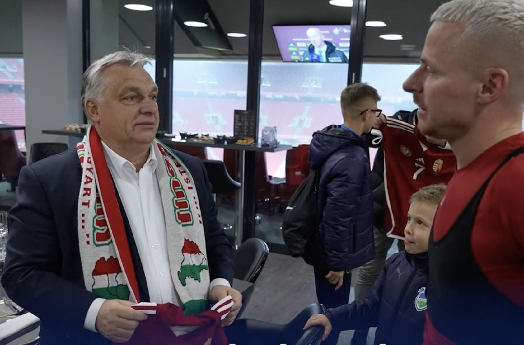 Áll a bál Romániával Orbán Viktor nagy-magyarországos sálja miatt