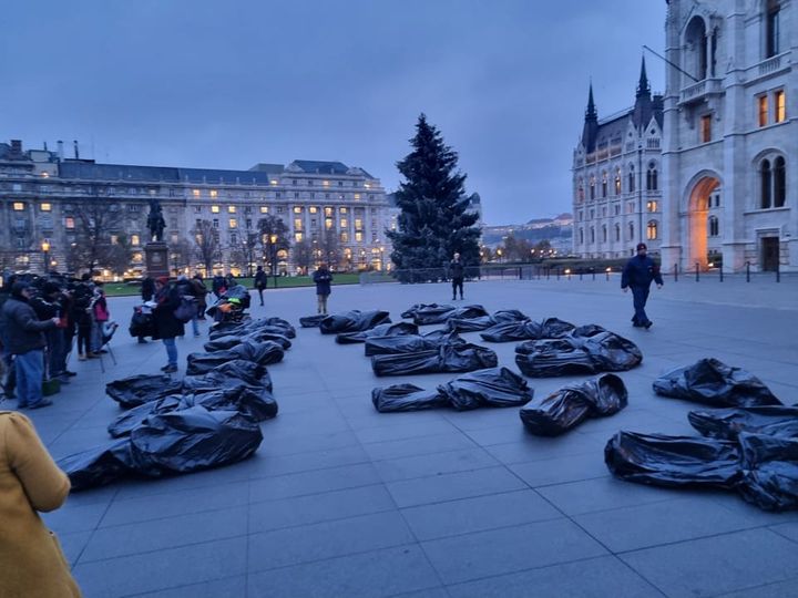 Hullazsákokban feküdtek ki a Parlament elé, hogy így tiltakozzanak a szociális törvény módosítása ellen