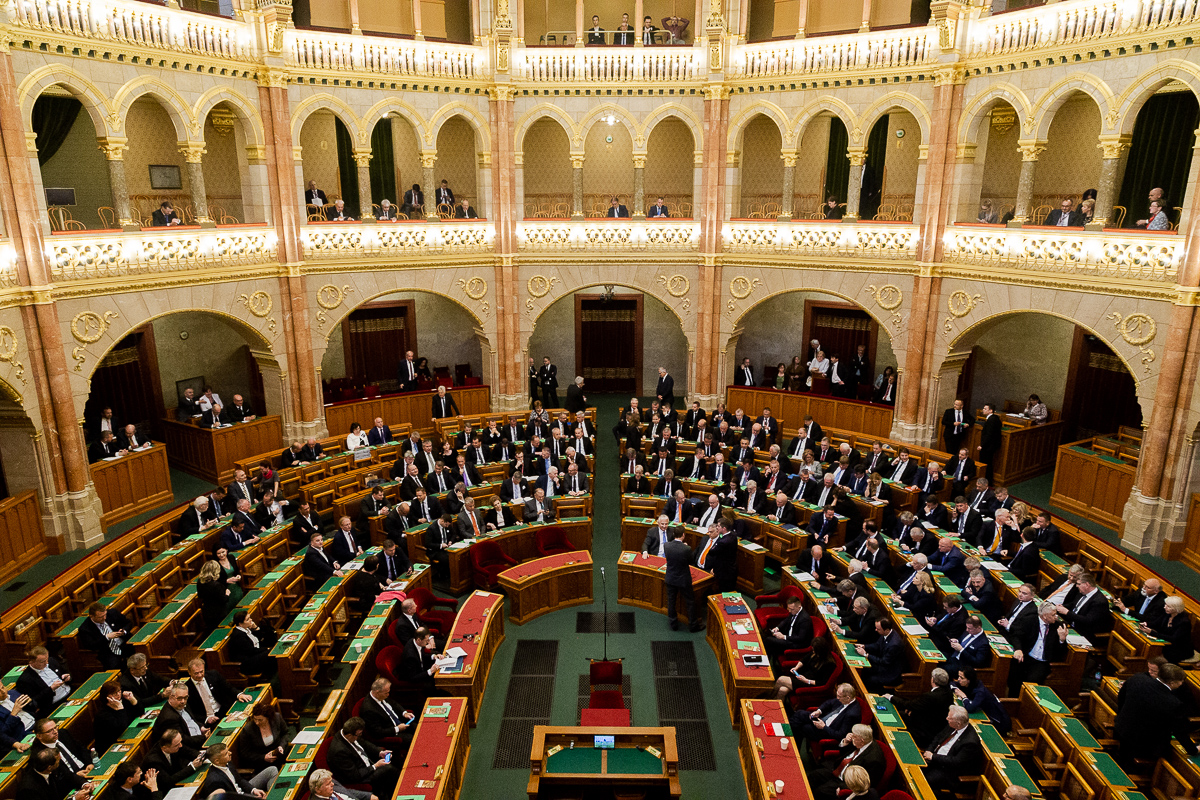 A Parlament üléstermének hőmérsékletét befolyásolja, hogy épp hányan vannak bent