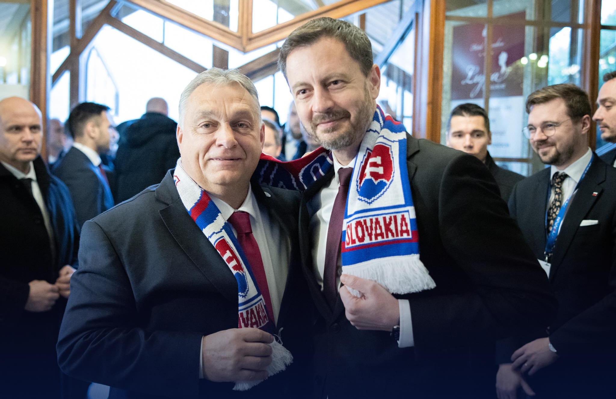 Orbán Viktor egy szlovák sálat kapott a nyakába a V4-csúcson