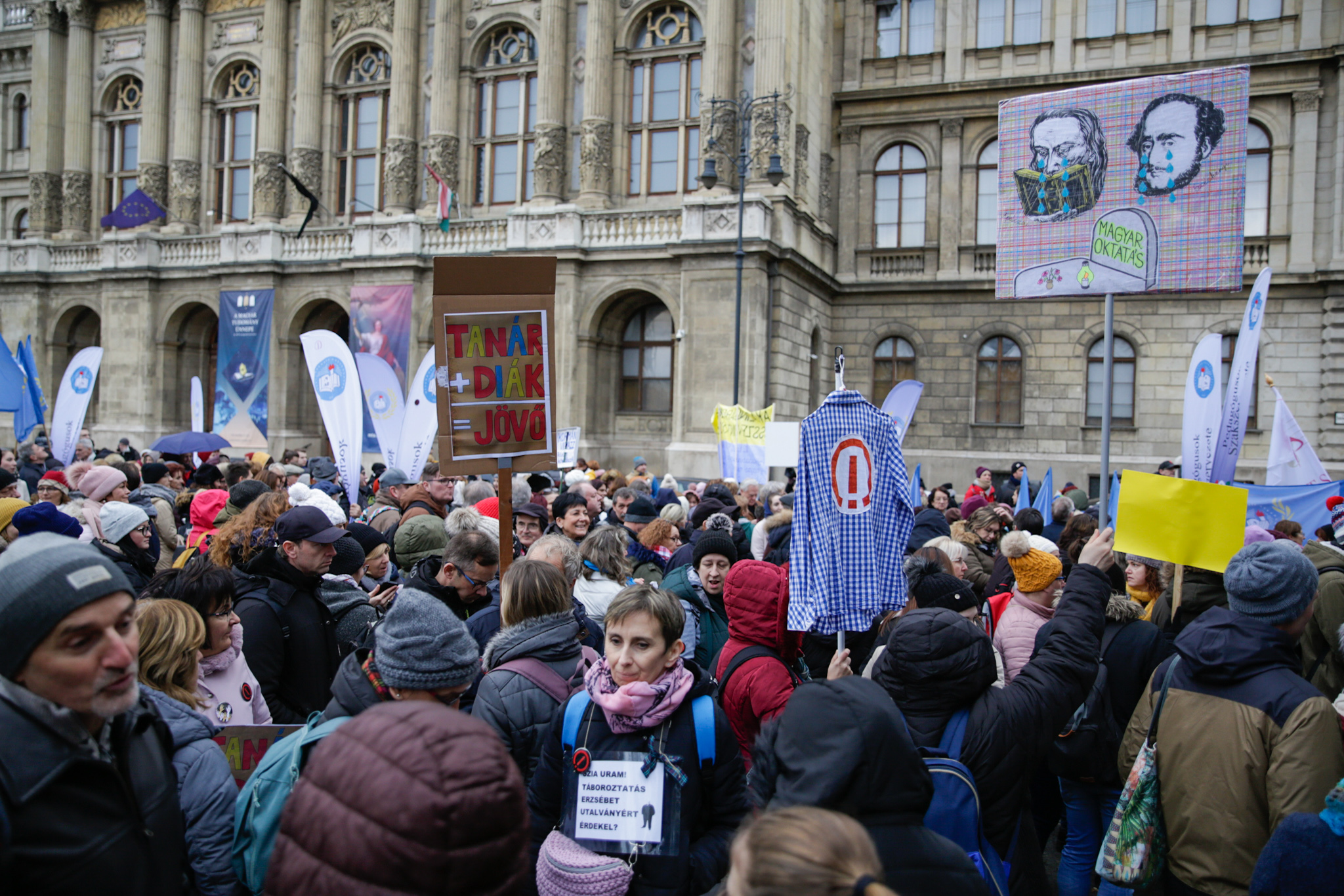 ÉLŐ: Ismét az oktatásért tüntetnek Budapesten – a Belügyminisztériumtól a Kossuth térre vonultak