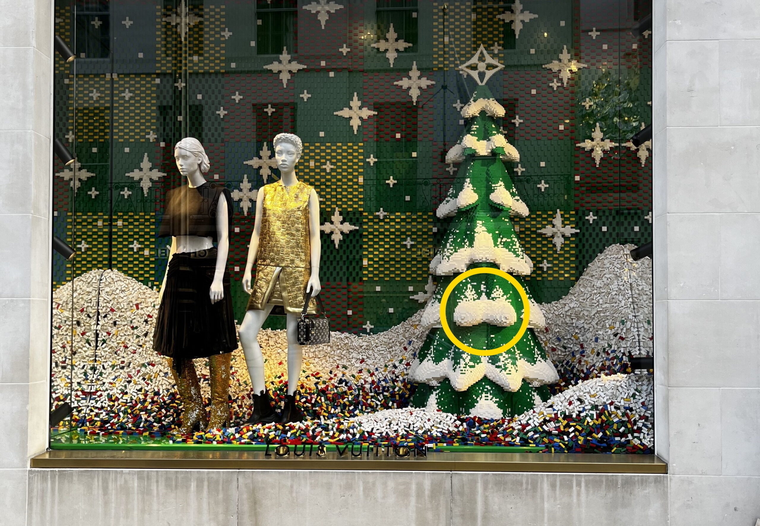 Mell alakú díszeket fedeztek fel a Louis Vuitton karácsonyi dekorációján