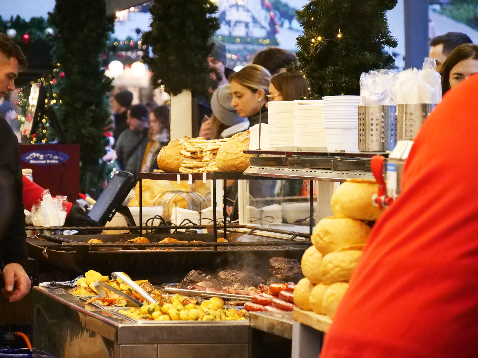 Olcsóbban lehet enni egy belvárosi hotel éttermében, mint a Vörösmarty téri karácsonyi vásáron – kiakadt a belvárosi ellenzéki képviselő