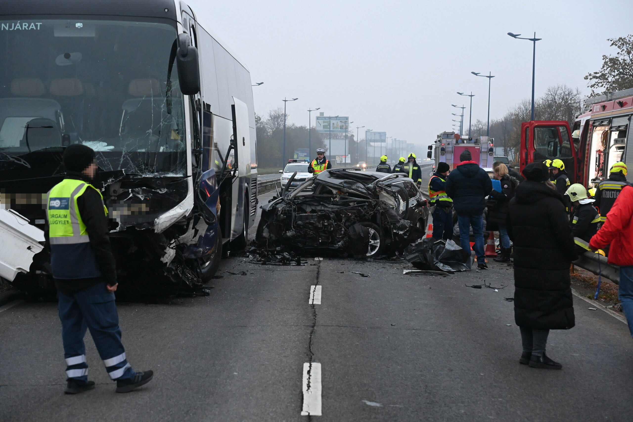 Lőszereket találtak abban az autóban, ami vasárnap reggel frontálisan ütközött egy busszal a Ferihegyi Repülőtérre vezető úton