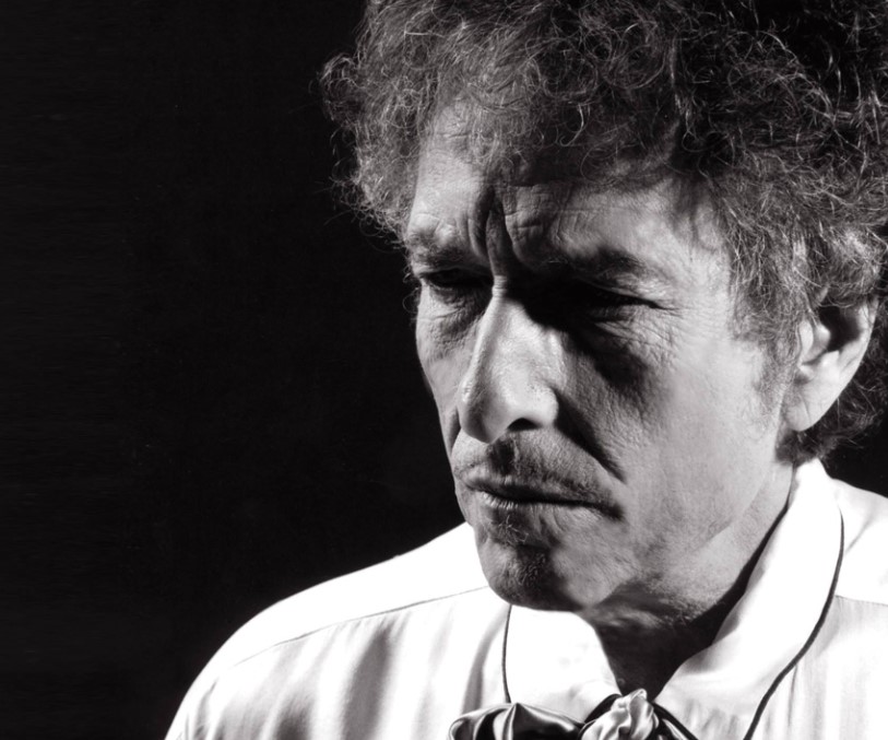 Kiakadtak a rajongók, bocsánatot kért Bob Dylan, mert gép írta alá helyette a könyvét
