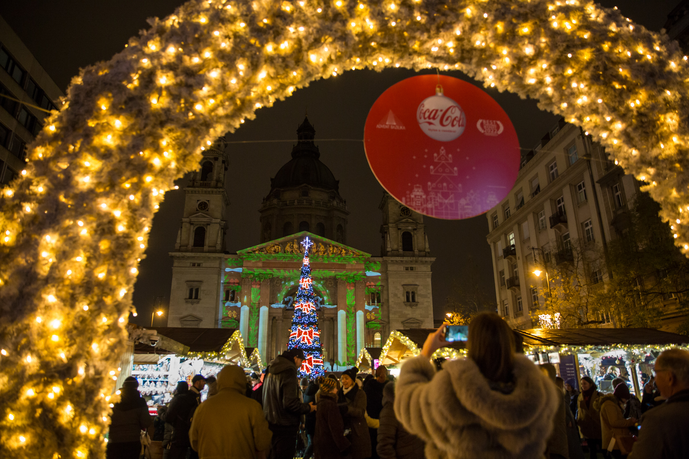 Fotók: teljes pompájában díszeleg a Szent István Bazilika melletti adventi vásár