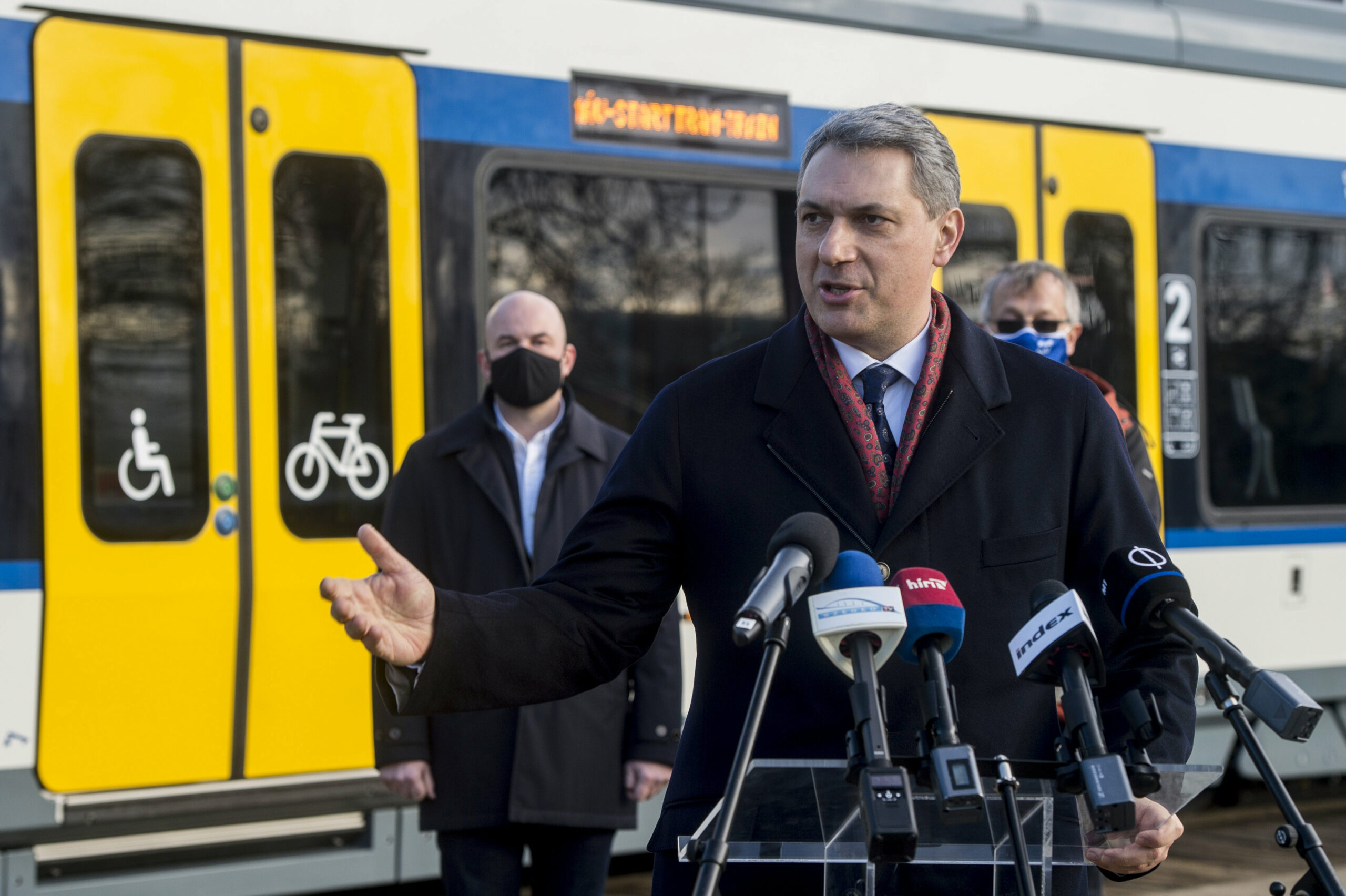 Lázár János ünnepel, pedig az egy éves tram-trainnel a születésnapján is voltak problémák