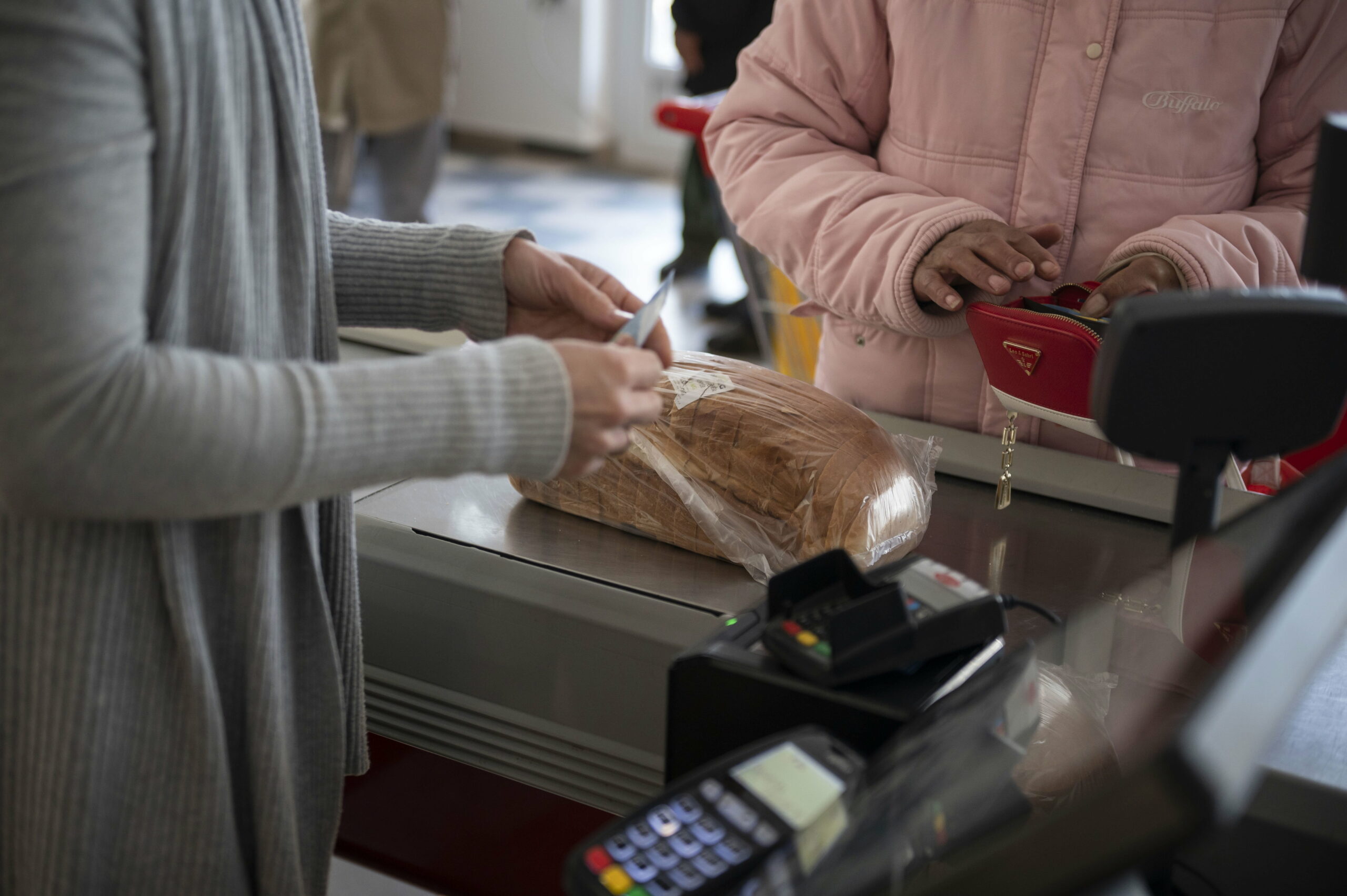 Fél év alatt 48 százalékkal drágultak egyes élelmiszerek egy budapesti boltban a DK számításai szerint