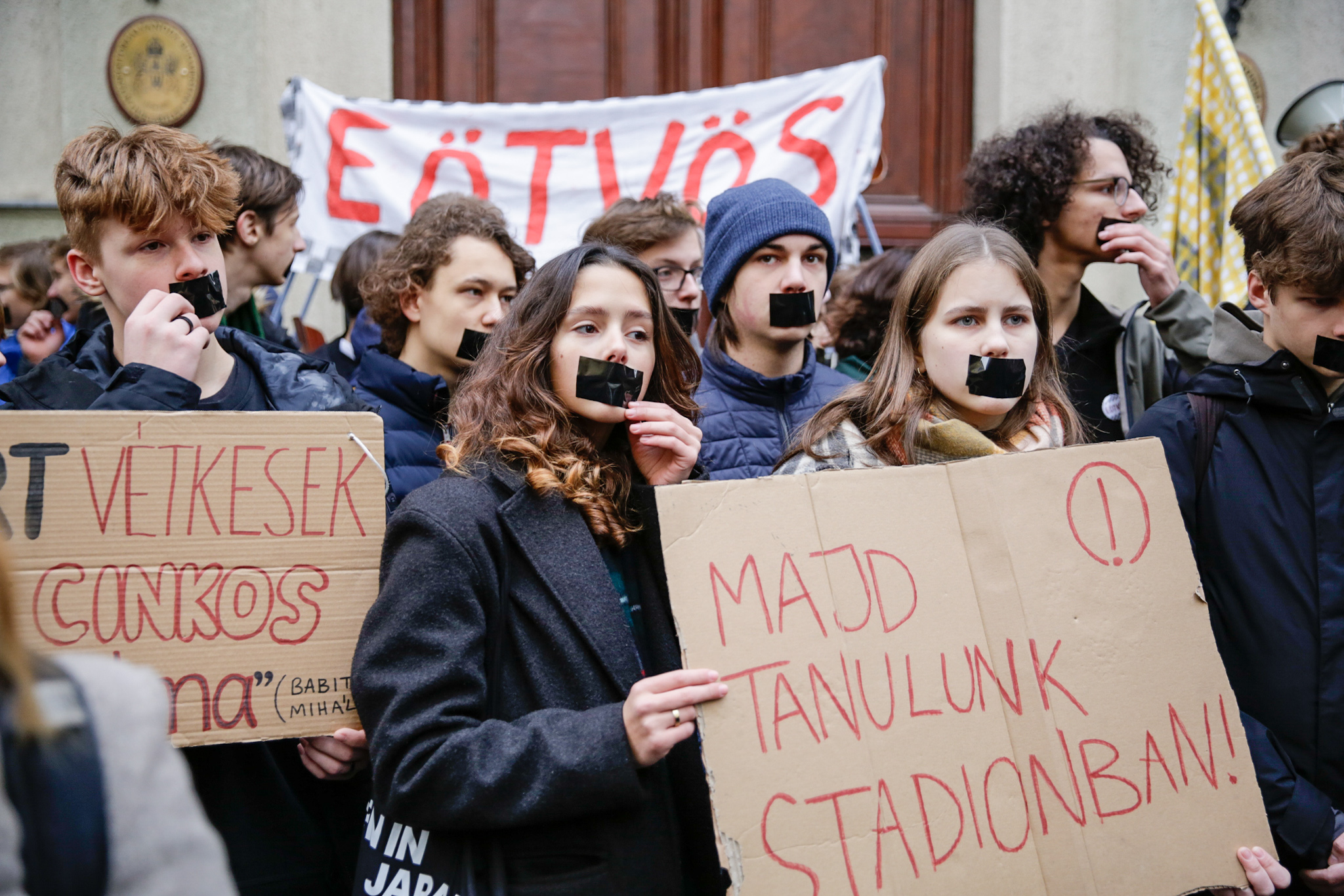 Eltorlaszolták a bejáratot és leragasztották a szájukat a diákok az Eötvös Gimnázium előtt