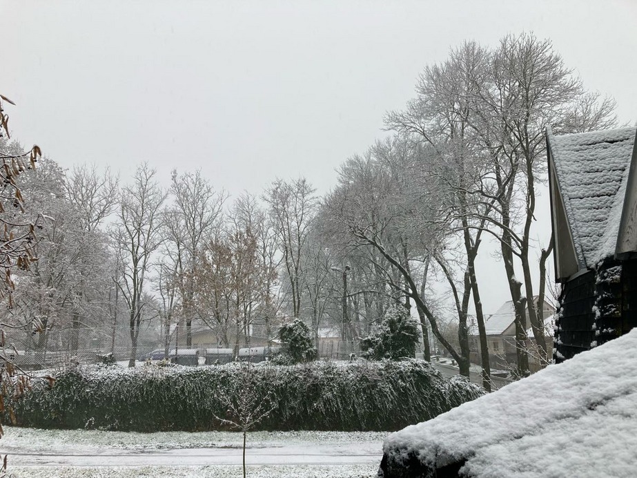 Megérkezett a tél: szakadt a hó az ország nyugati részén péntek reggel