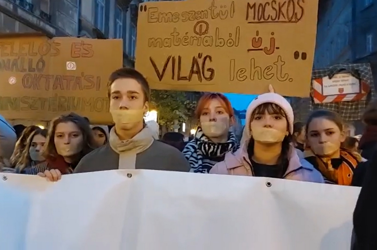 Leragasztott szájjal, az utcán menetelve tiltakoztak tanáruk kirúgása ellen a Vörösmarty Gimnázium diákjai
