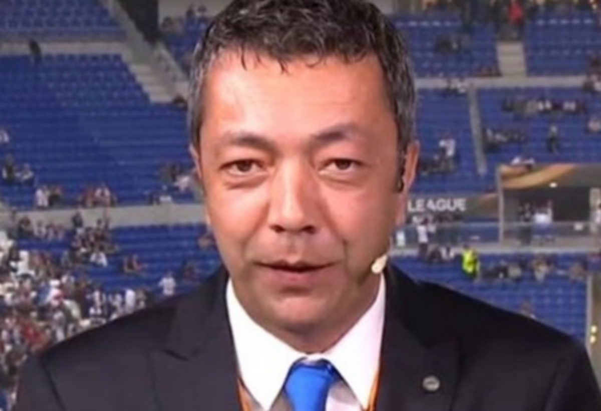 A félidőben cserélték le a török tévé kommentátorát, mert kimondta Hakan Sükür nevét