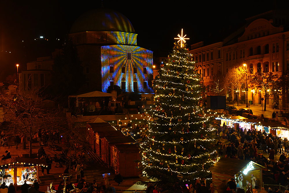 Ilyen csodás az ünnepi fényfestésben Pécs belvárosa az adventi időszakban