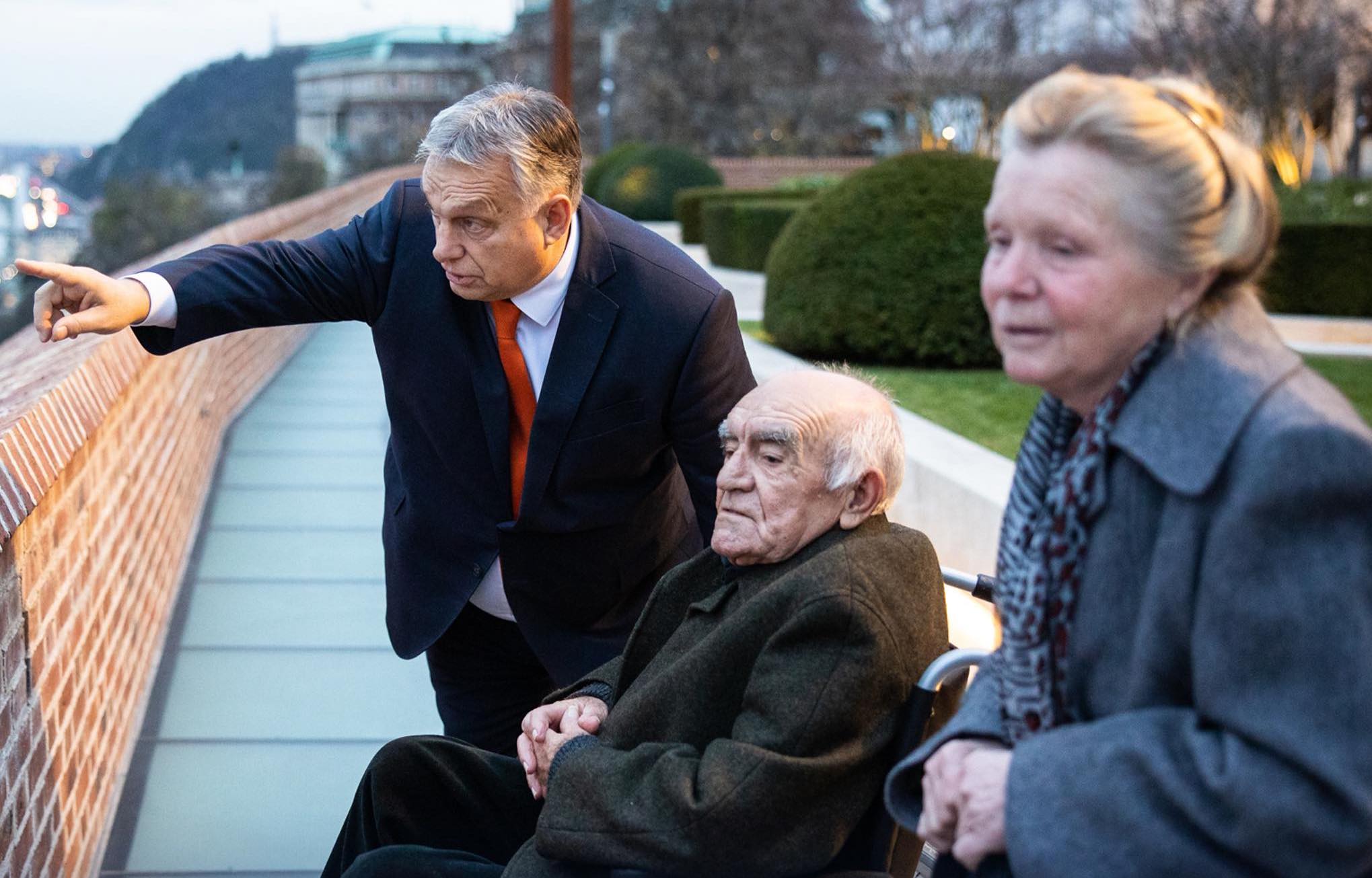 Orbán fogadta az idős házaspárt, akik felajánlották az ország karácsonyfáját