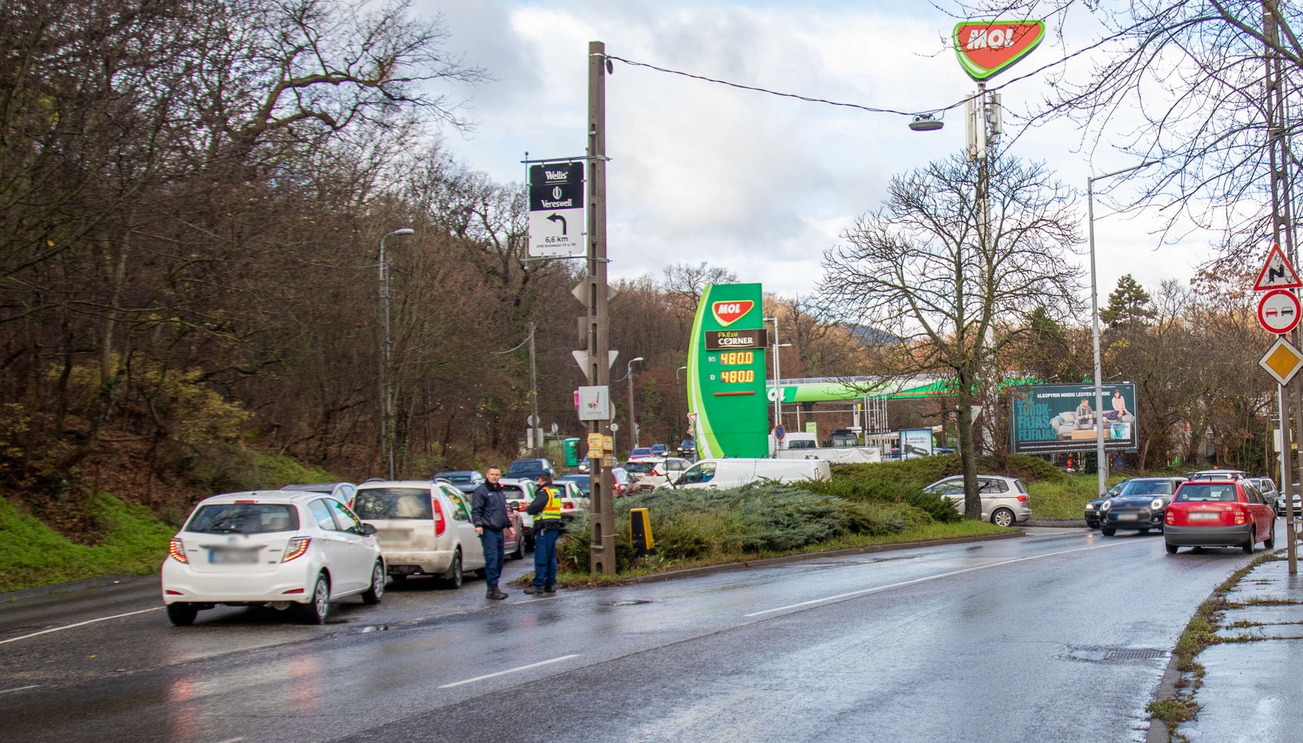 Veszélyesek a hosszú sorok a benzinkutak előtt, városrendészeknek kell segíteni a forgalmat a II. kerületben