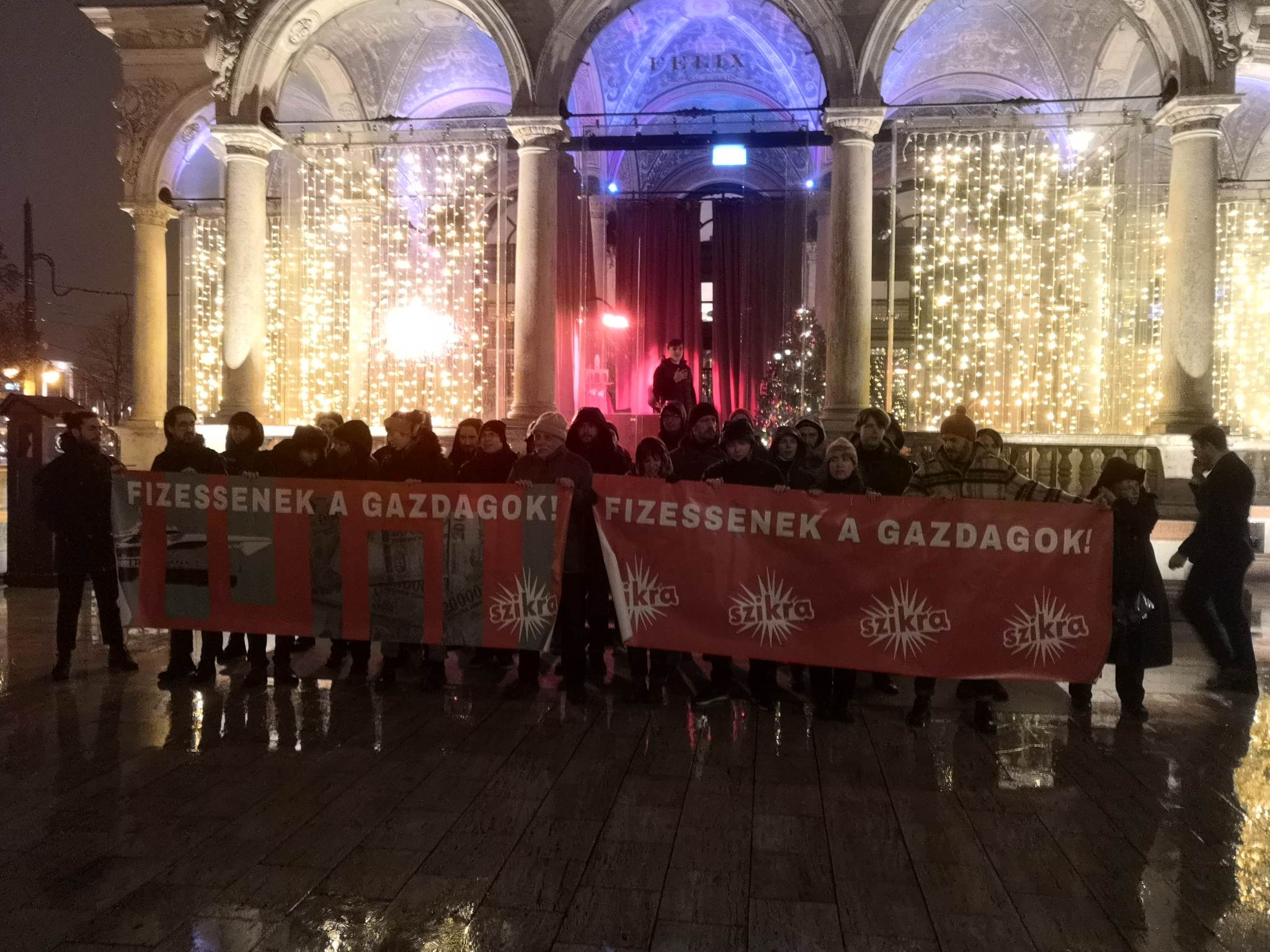 „Fizessenek a gazdagok!” –  A fideszes elit kedvenc luxusétterménél akcióztak a Szikra Mozgalom aktivistái