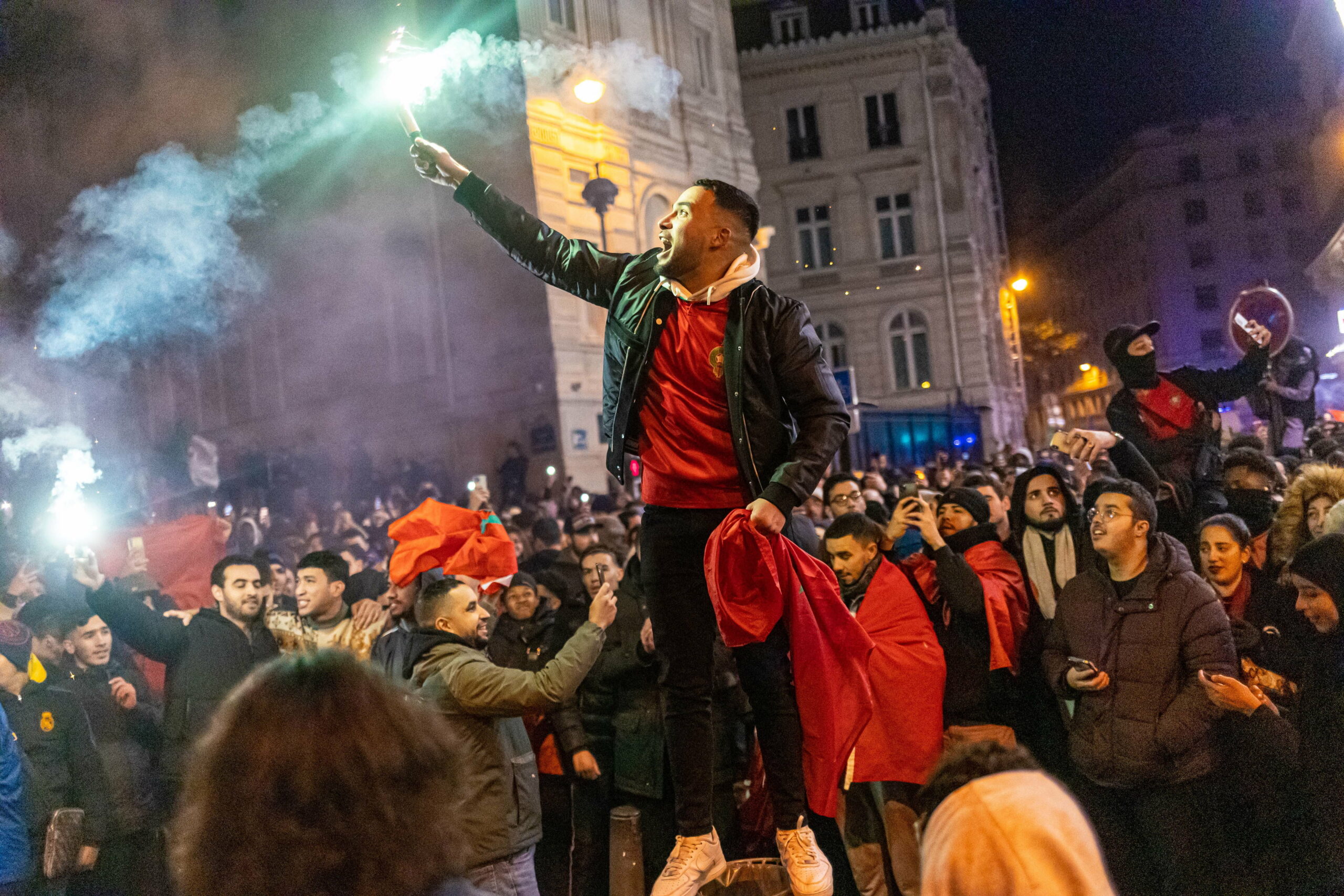 Összecsaptak a rendőrökkel a szurkolók Párizsban, akik a marokkói és a francia továbbjutást ünnepelték