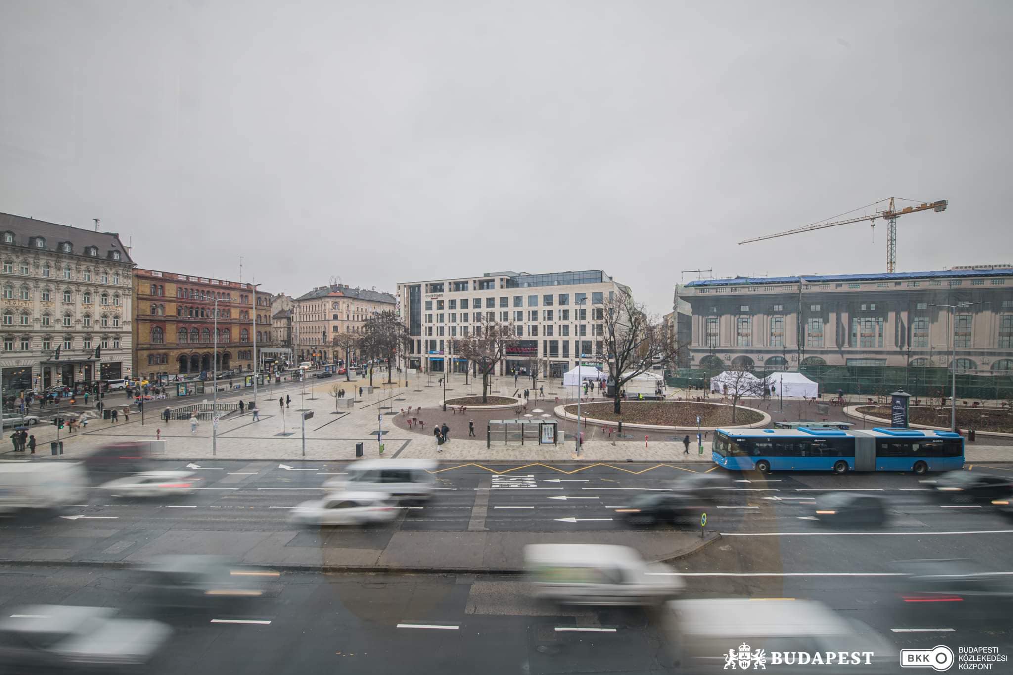 Több fa, több wc, új utcabútorok – ilyen lett a felújított a Blaha Lujza tér