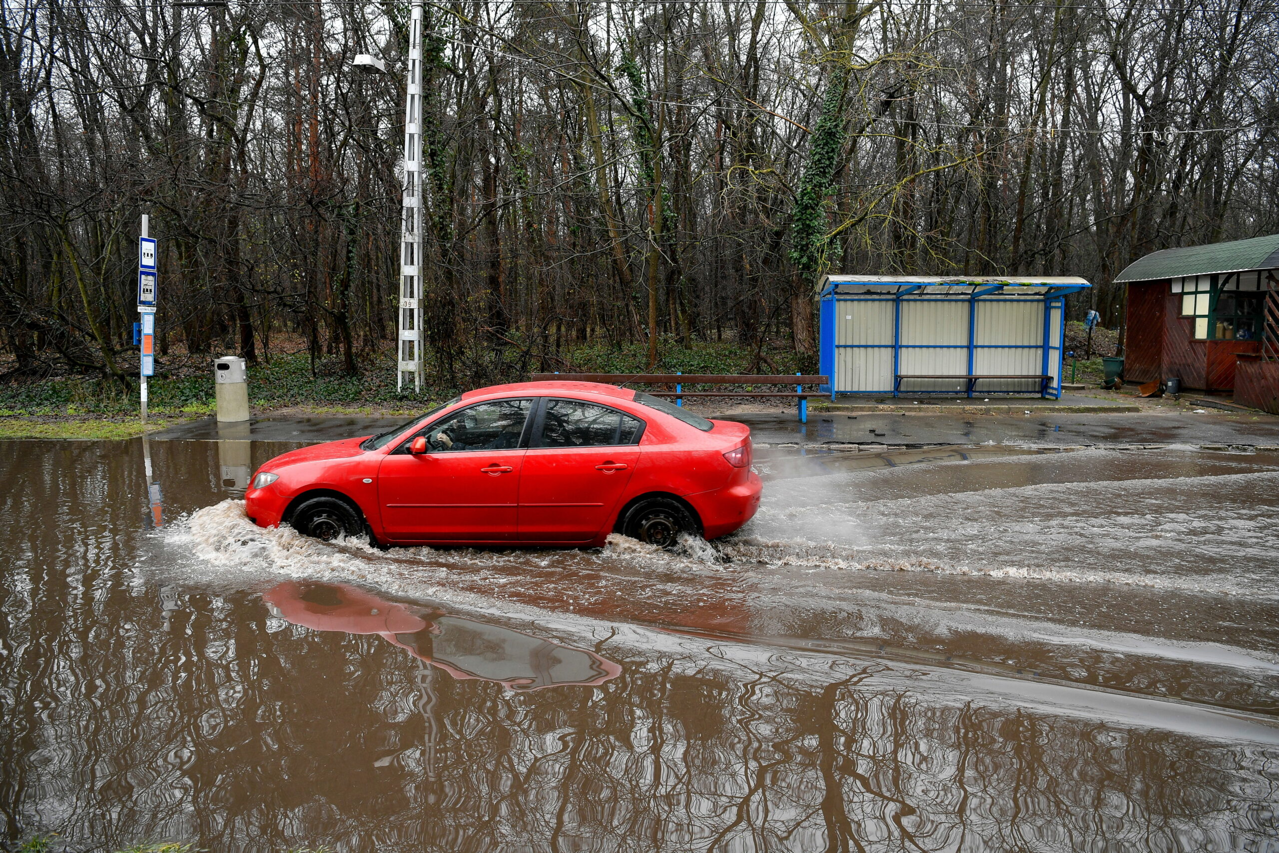 Özönvíz zúdult Debrecenre, csónakként úsztak az autók a vízen – fotók