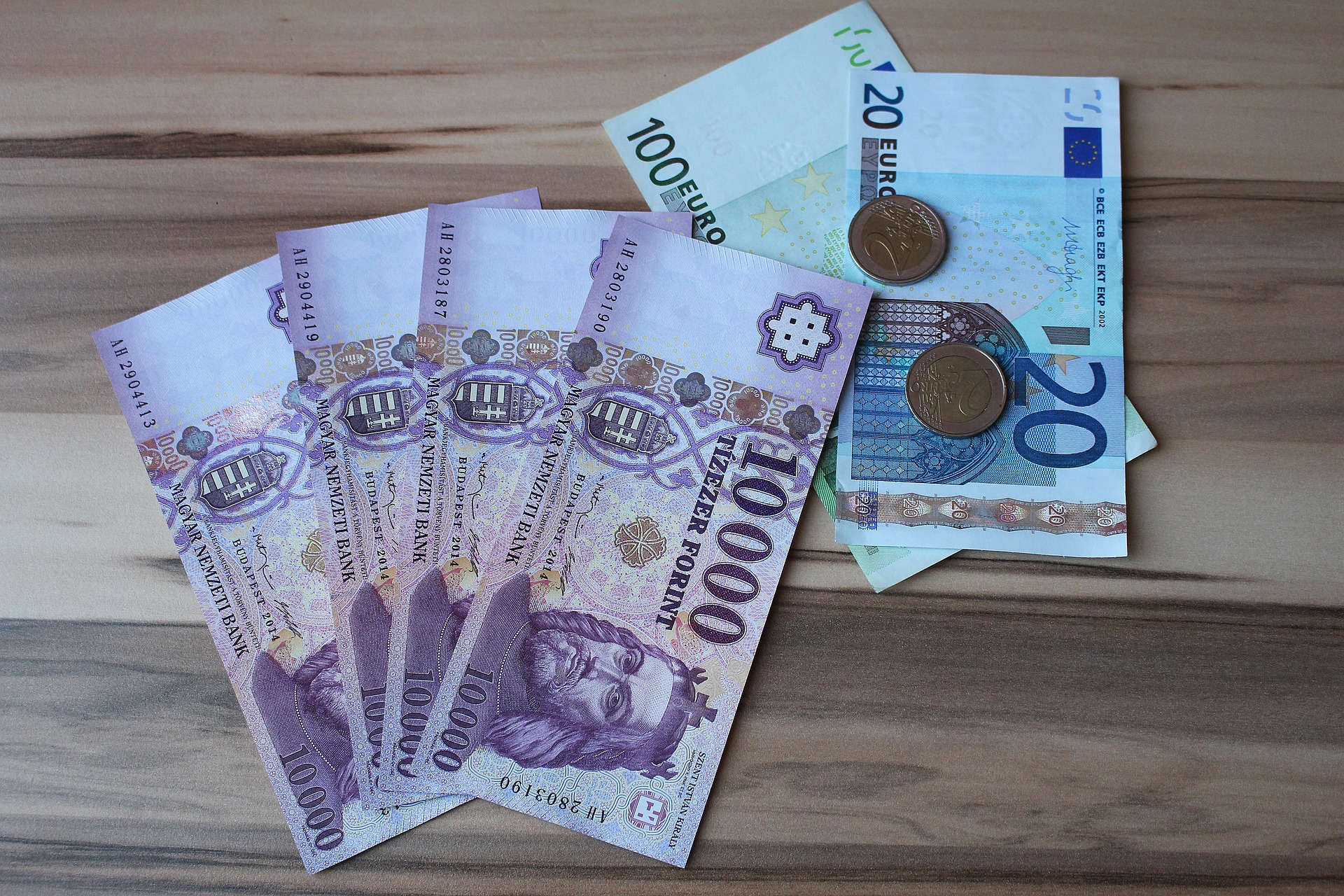 Beszakadt a forint hétfő reggel