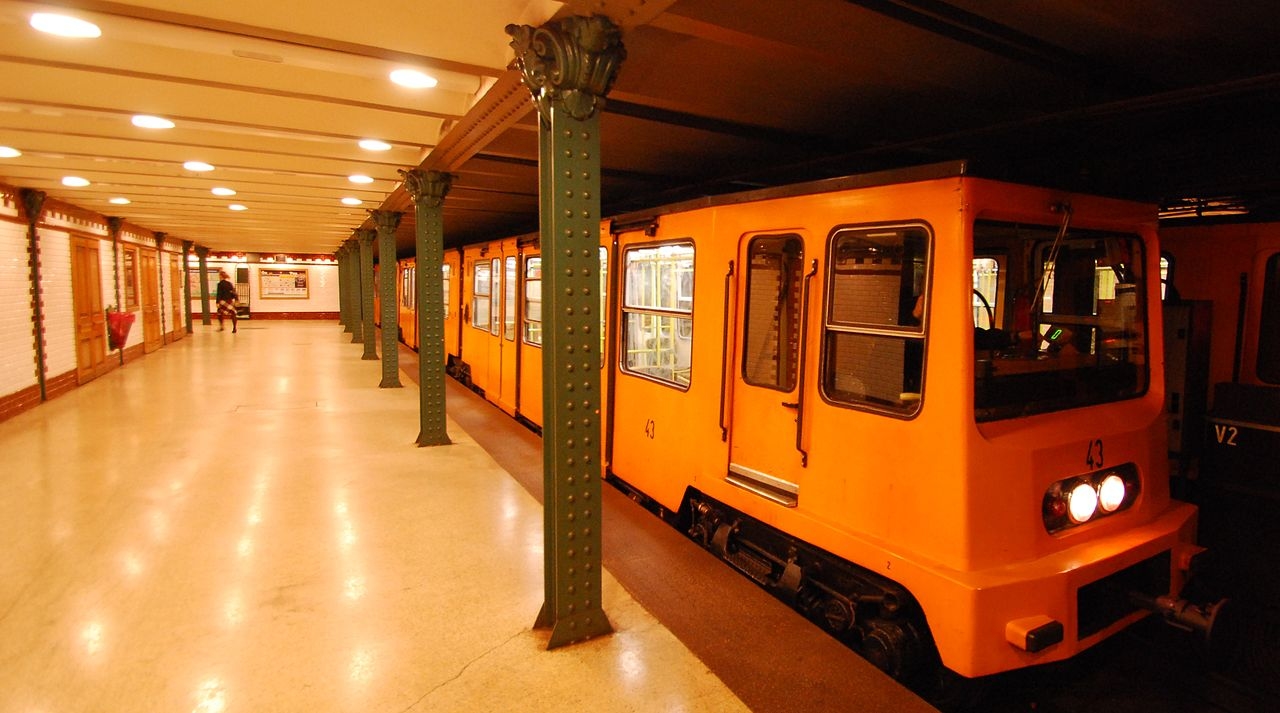 Tűz ütött ki az M1-es metró Deák téri megállójában