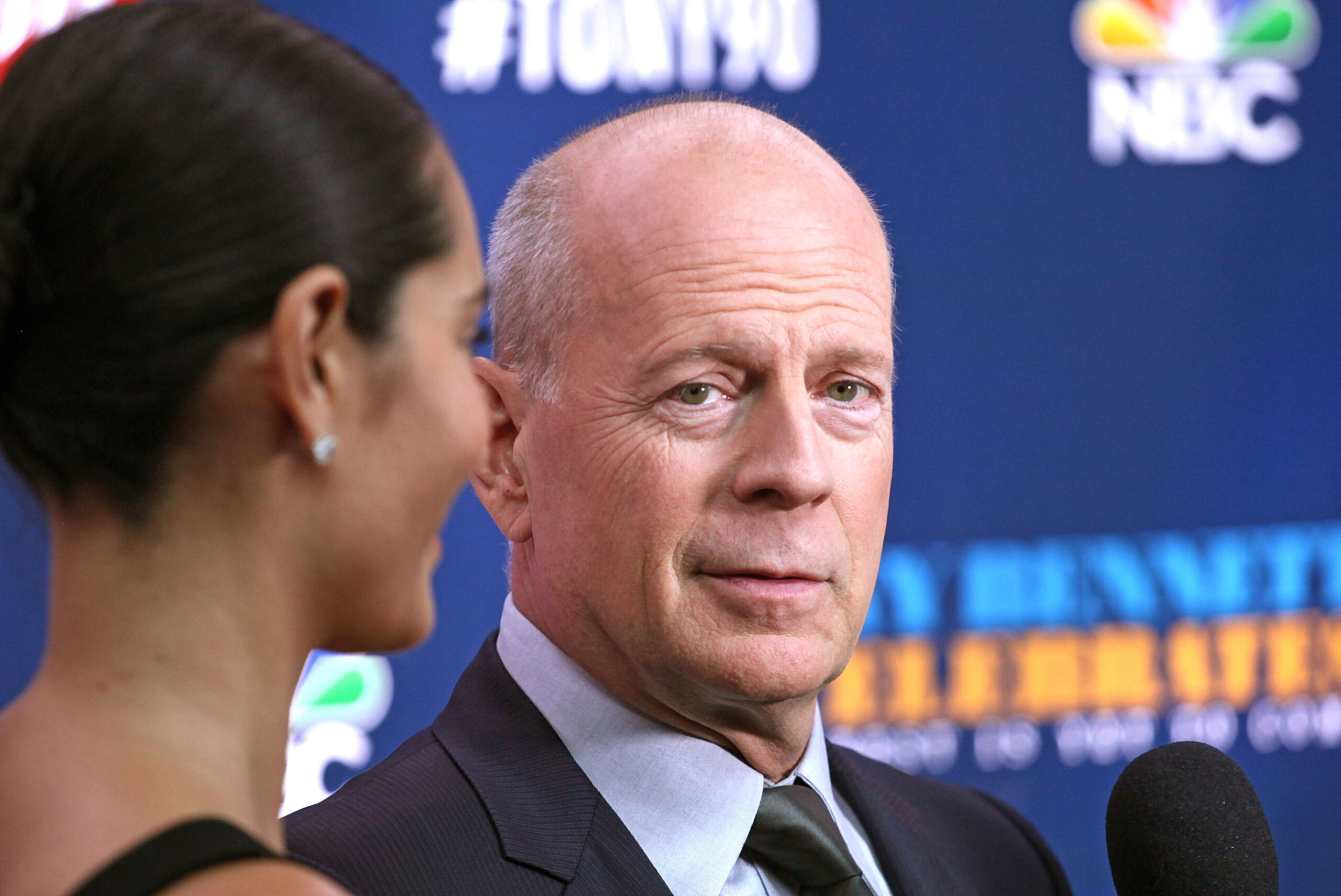 Egy képen Bruce Willis, a volt és jelenlegi felesége, valamint öt lánya