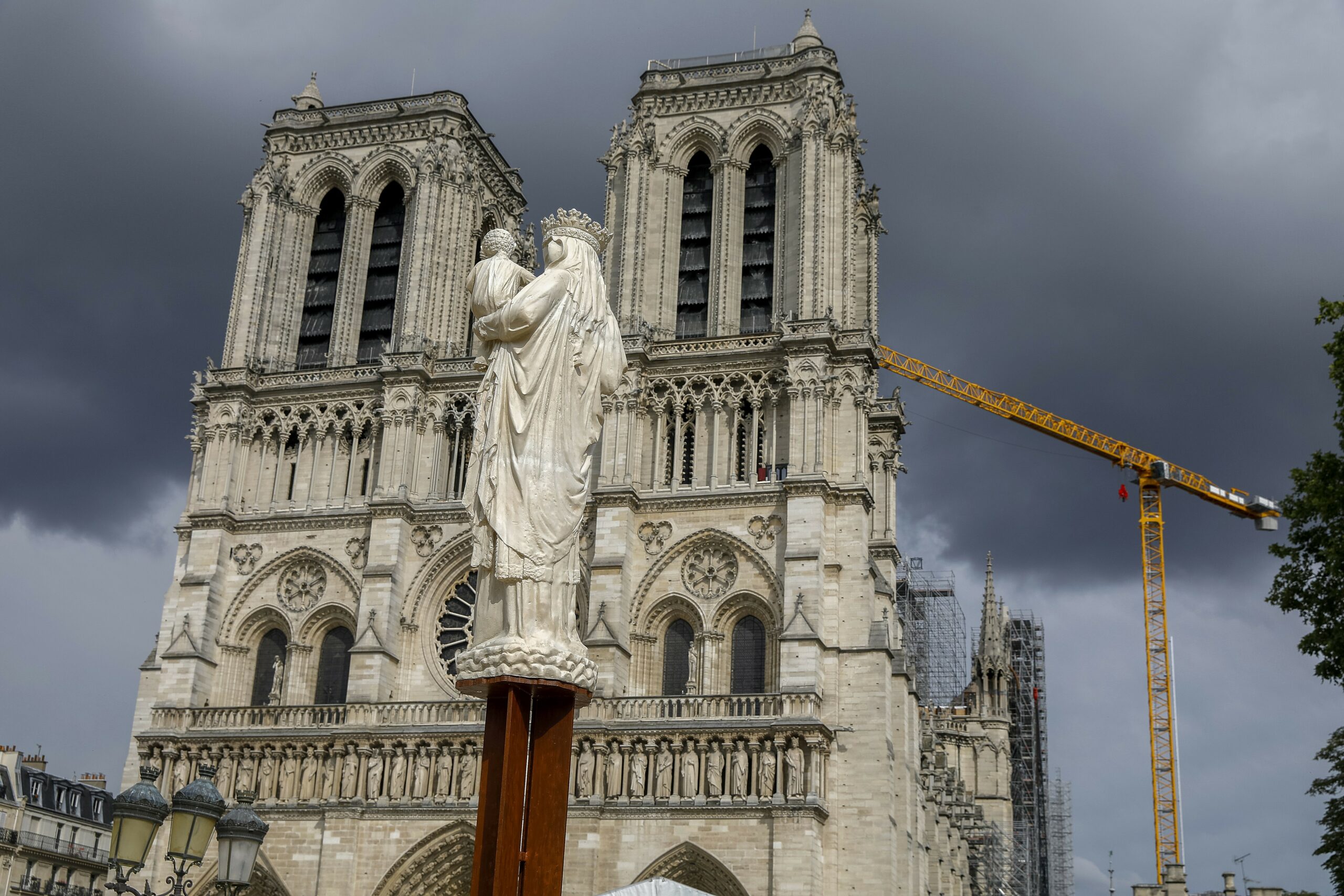 Kinyitották a Notre-Dame alatt talált rejtélyes szarkofágokat